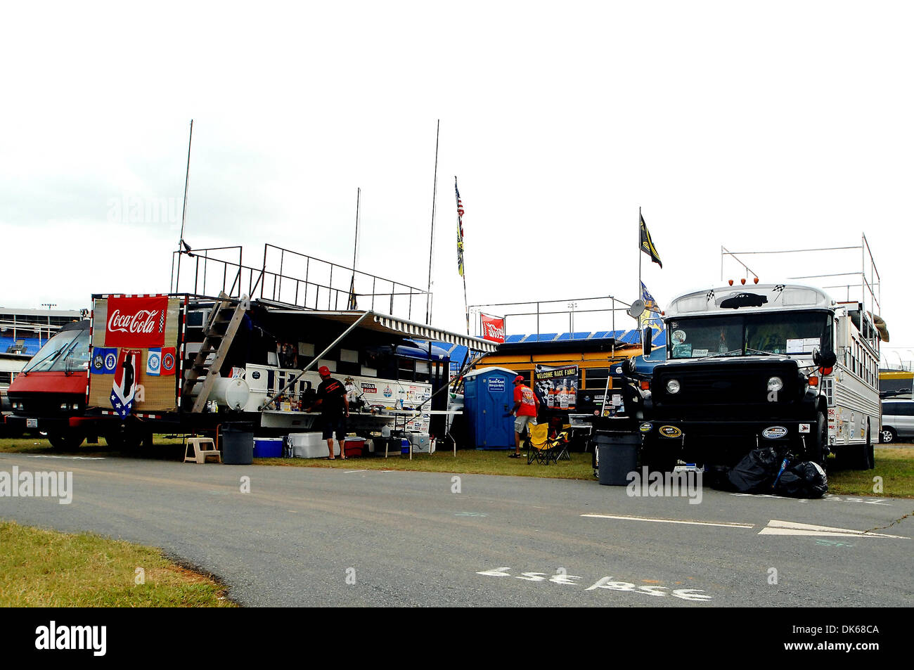 Le 27 mai 2011 - Concord, Caroline du Nord, États-Unis d'Amérique - un camping dans l'infield ventilateur au Coca-Cola 600 à Charlotte Motor Speedway à Concord, Caroline du Nord (Image Crédit : © Anthony Barham/global/ZUMAPRESS.com) Southcreek Banque D'Images