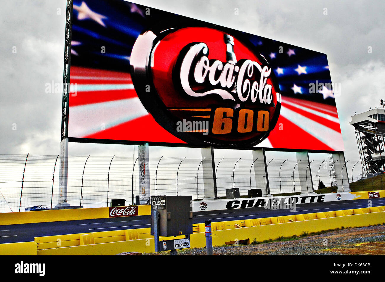 Le 27 mai 2011 - Concord, Caroline du Nord, États-Unis d'Amérique - La plus grande télé HD au Coca-Cola 600 à Charlotte Motor Speedway à Concord, Caroline du Nord (Image Crédit : © Anthony Barham/global/ZUMAPRESS.com) Southcreek Banque D'Images