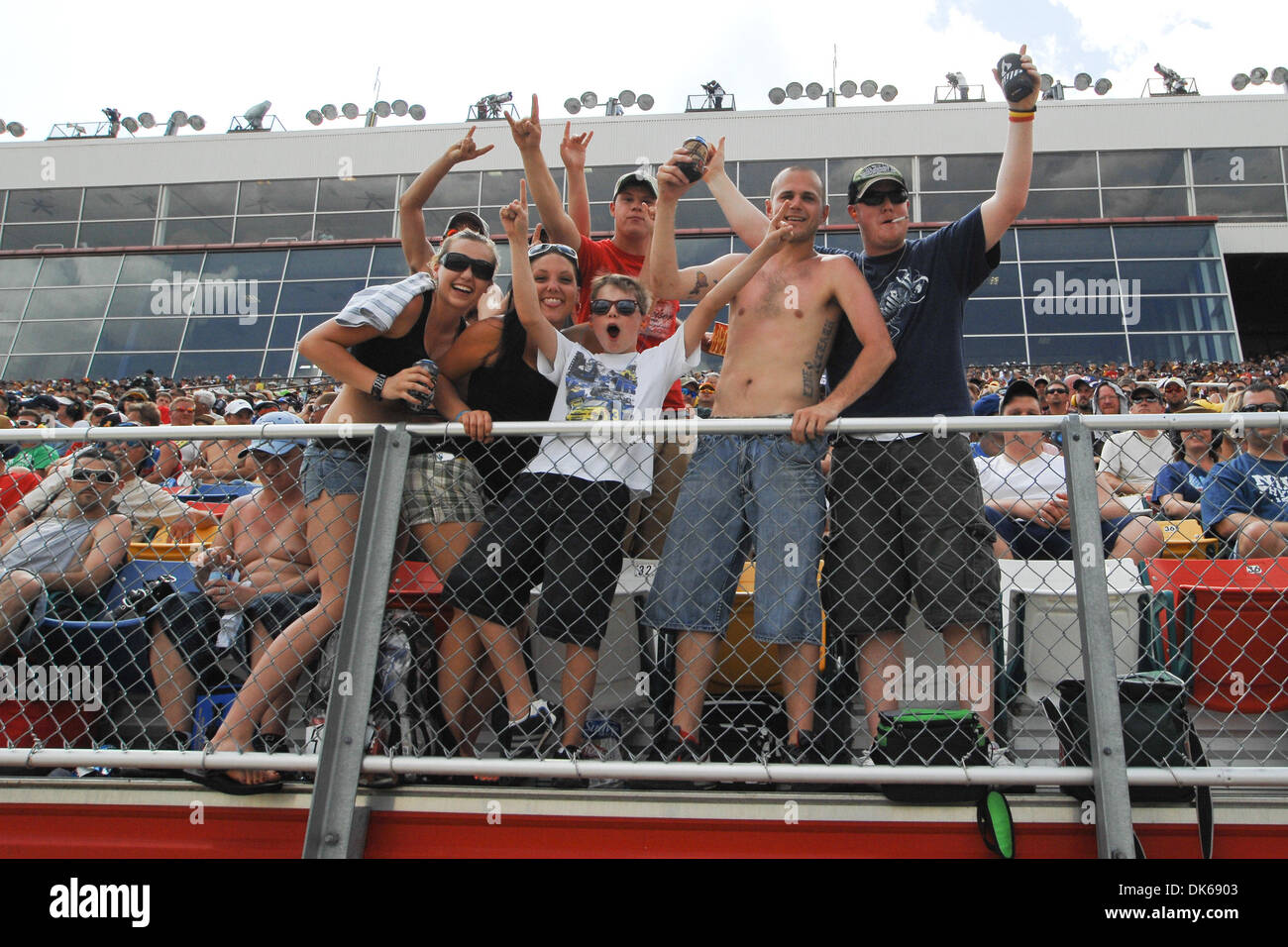28 mai 2011 - Concord, Caroline du Nord, États-Unis d'Amérique - Nascar fans célèbrent à l'engrenage supérieur à 300 Charlotte Motor Speedway à Concord, Caroline du Nord (Image Crédit : © Anthony Barham/global/ZUMAPRESS.com) Southcreek Banque D'Images