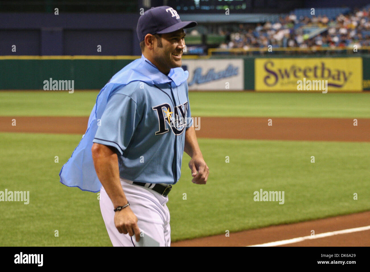 29 mai 2011 - St.Petersburg, Floride, États-Unis - le voltigeur des Rays de Tampa Bay Johnny Damon (22) rire après avoir présenté la ligne jusqu'à les arbitres en portant un Super Sam Fuld cape pendant le match entre les Rays de Tampa Bay et les Indians de Cleveland. Plomb 2- 0 rayons (crédit Image : © Luke Johnson/ZUMApress.com) Southcreek/mondial Banque D'Images