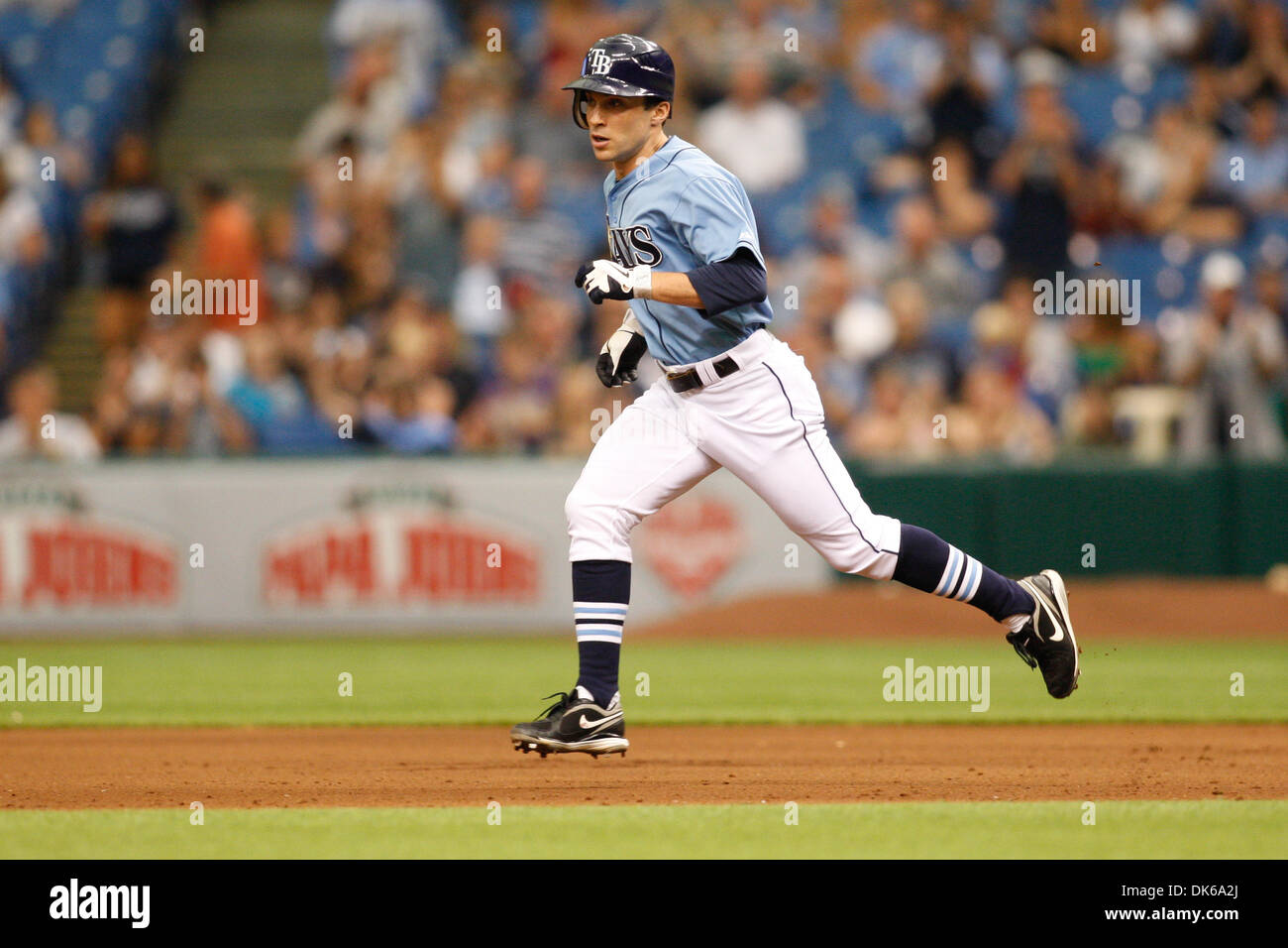 29 mai 2011 - St.Petersburg, Floride, États-Unis - le voltigeur des Rays de Tampa Bay Sam Fuld (5) s'exécute à la deuxième base après un mauvais lancer d'abord pendant le match entre les Rays de Tampa Bay et les Indians de Cleveland. Win 7 rayons - 0 (Crédit Image : © Luke Johnson/ZUMApress.com) Southcreek/mondial Banque D'Images