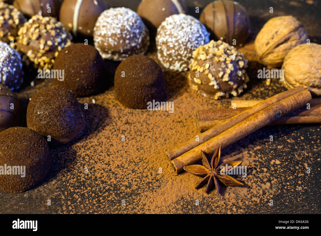 Pralines au chocolat à l'anis et la cannelle dans le noir Banque D'Images