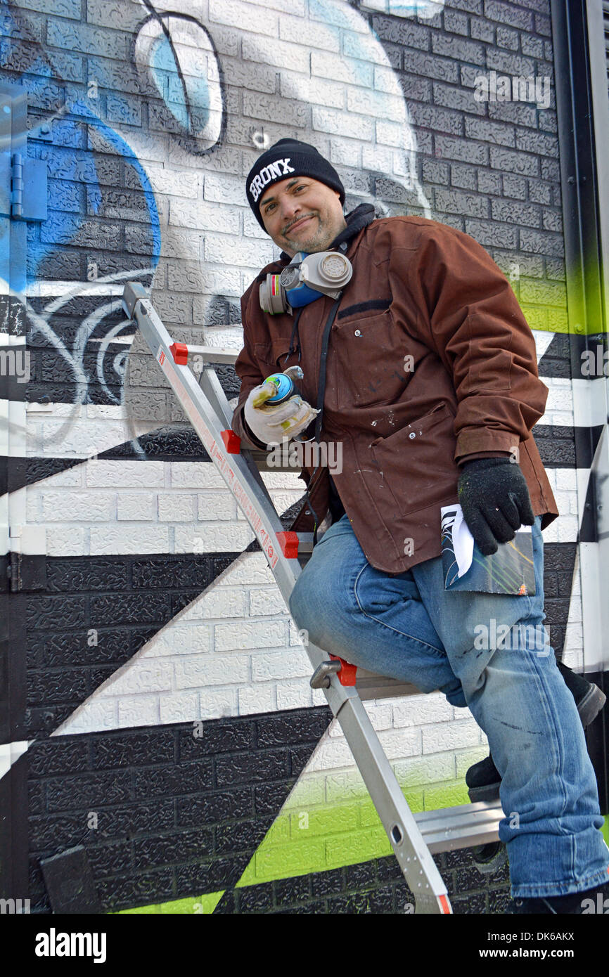L'artiste graffiti renommée Sexer James Rodriguez peinture une fresque à Bushwick, Brooklyn, New York Banque D'Images