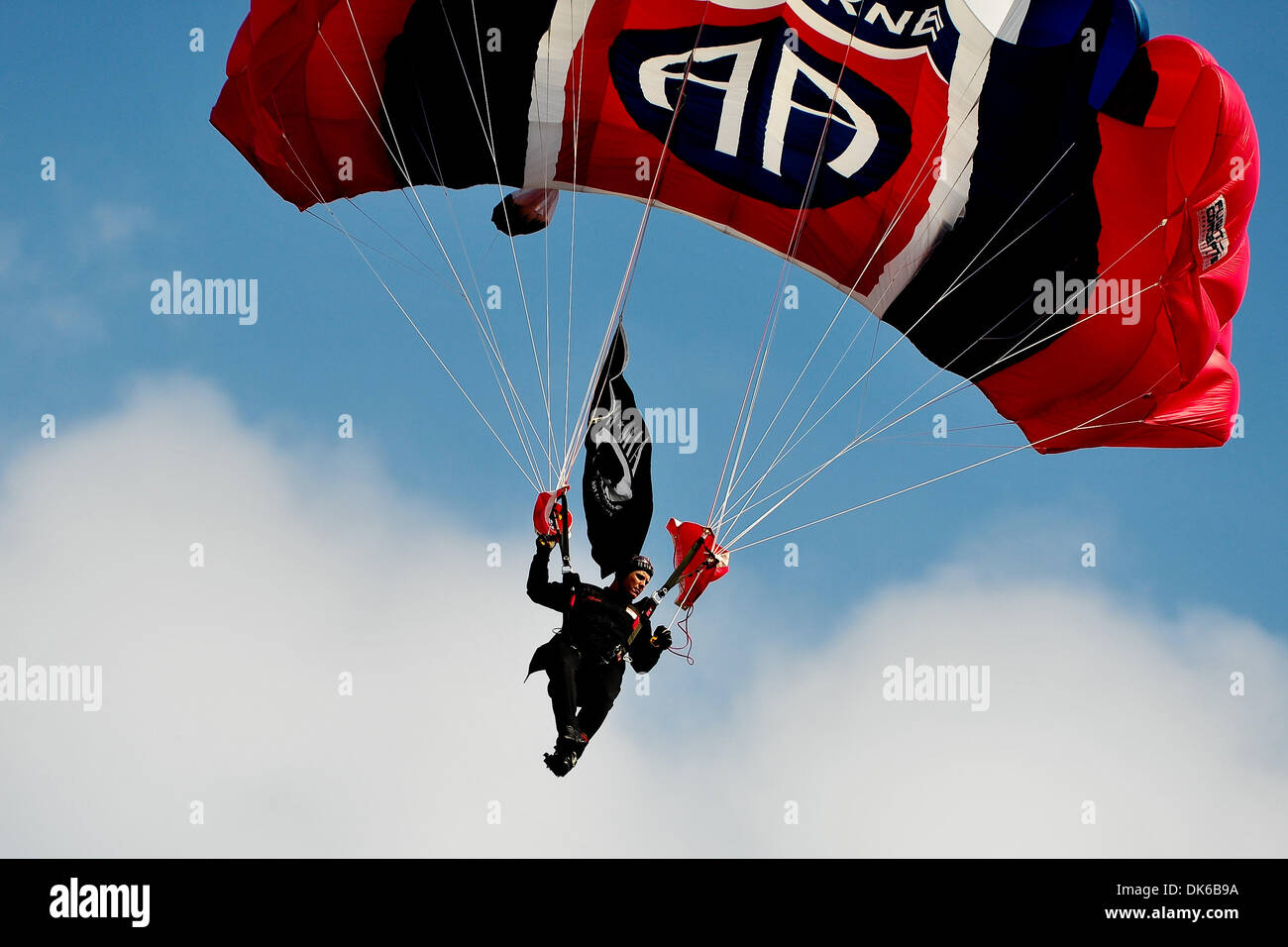 29 mai 2011 - Concord, Caroline du Nord, États-Unis d'Amérique - l'Armée américaine à l'équipe de parachutistes des poignards noire Charlotte Motor Speedway à Concord, Caroline du Nord (Image Crédit : © Anthony Barham/global/ZUMAPRESS.com) Southcreek Banque D'Images