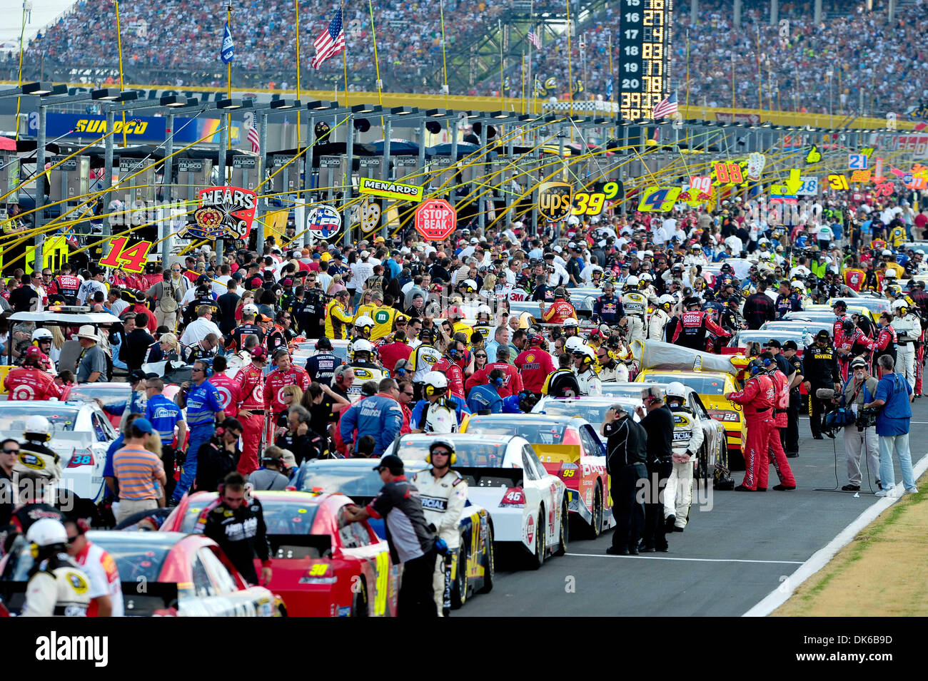 29 mai 2011 - Concord, Caroline du Nord, États-Unis d'Amérique - Pit road juste avant le départ de la course du Charlotte Motor Speedway à Concord, Caroline du Nord (Image Crédit : © Anthony Barham/global/ZUMAPRESS.com) Southcreek Banque D'Images