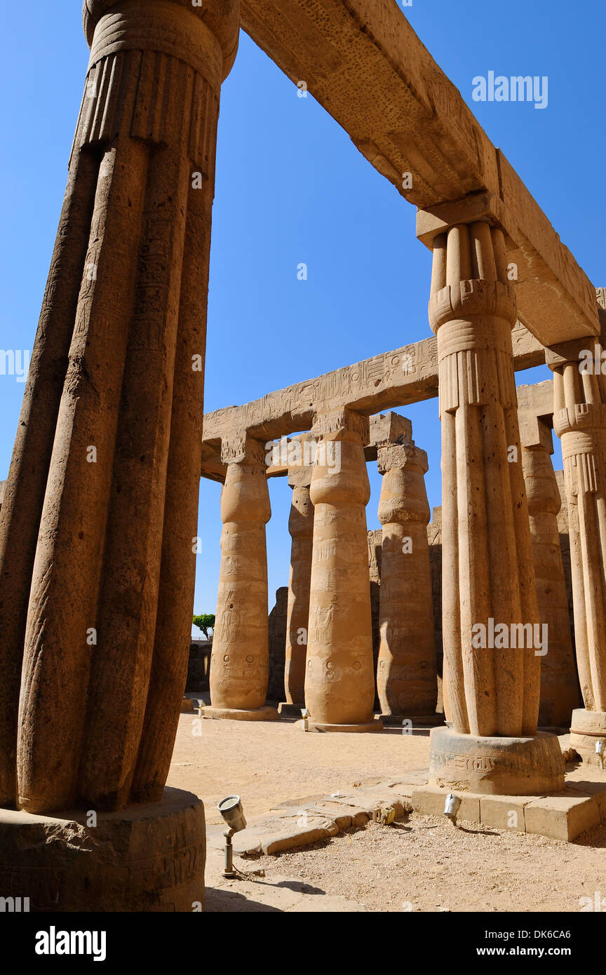 Cour à colonnades de Ramses II - le temple de Louxor, Egypte Banque D'Images