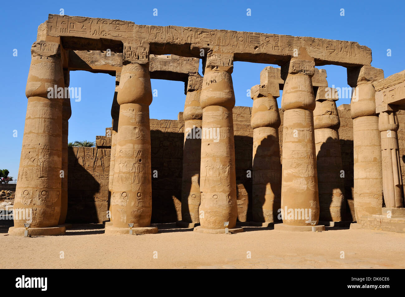 Cour à colonnades de Ramses II - le temple de Louxor, Egypte Banque D'Images