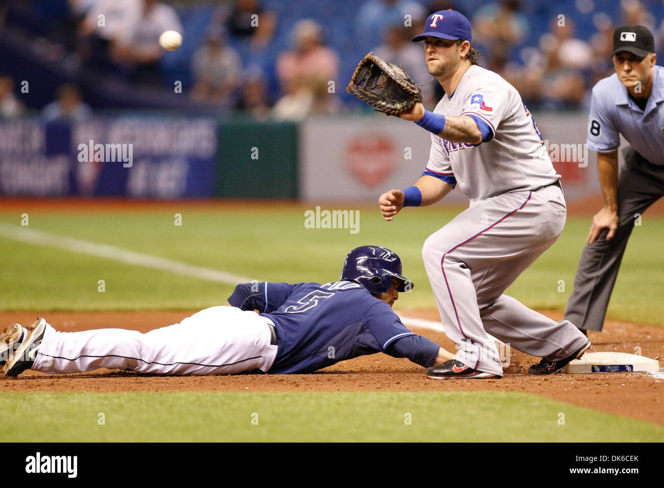 1 juin 2011 - St.Petersburg, Floride, États-Unis - le voltigeur des Rays de Tampa Bay Sam Fuld (5) plonge dans le premier but contre les Rangers du Texas le deuxième but Ian Kinsler (5) pendant le match entre les Rays de Tampa Bay et les Rangers du Texas. Rangers gagner 3 - 0 (Crédit Image : © Luke Johnson/ZUMApress.com) Southcreek/mondial Banque D'Images