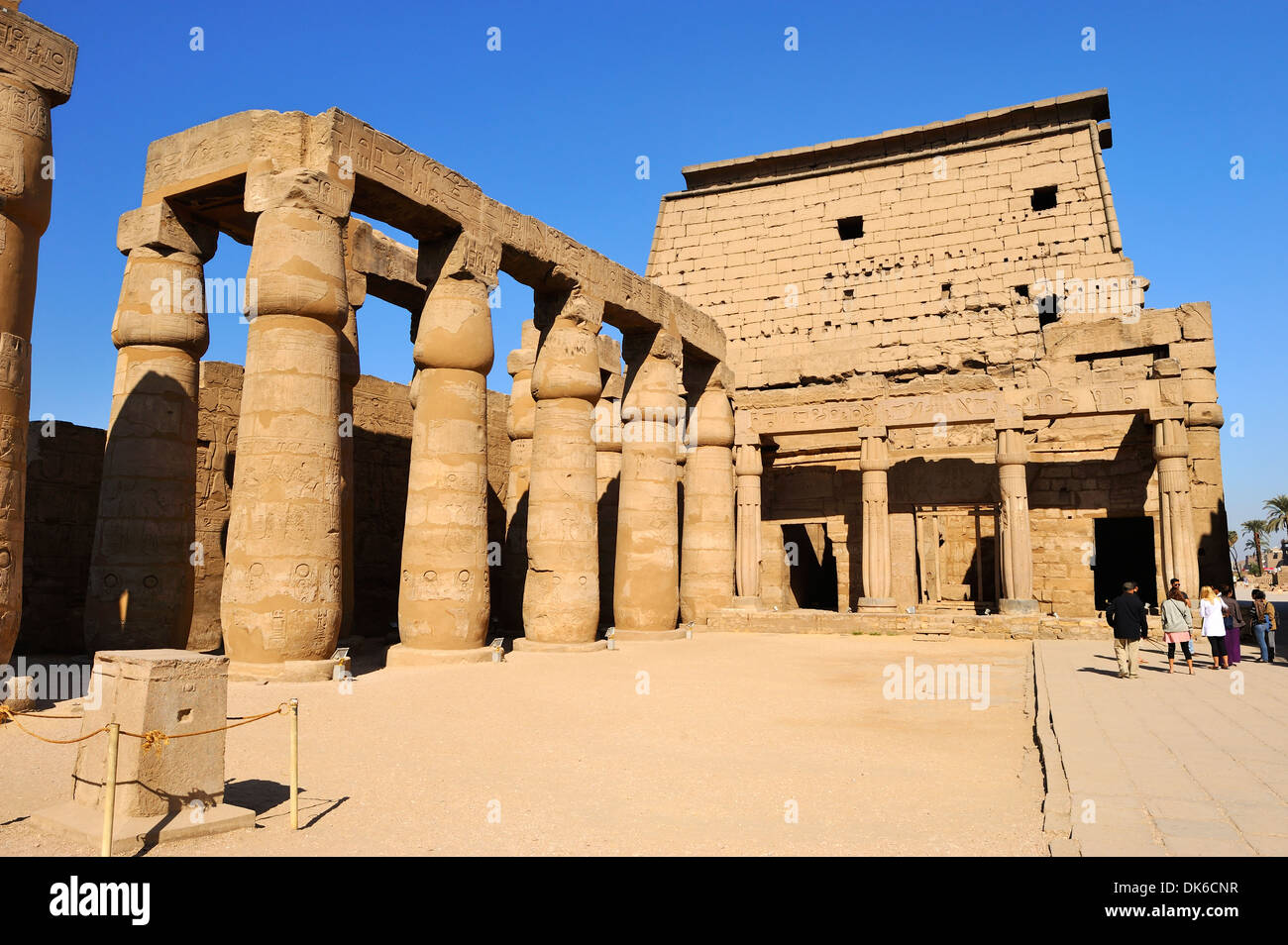 Premier pylône et la Cour à colonnades de Ramses II - le temple de Louxor, Egypte Banque D'Images