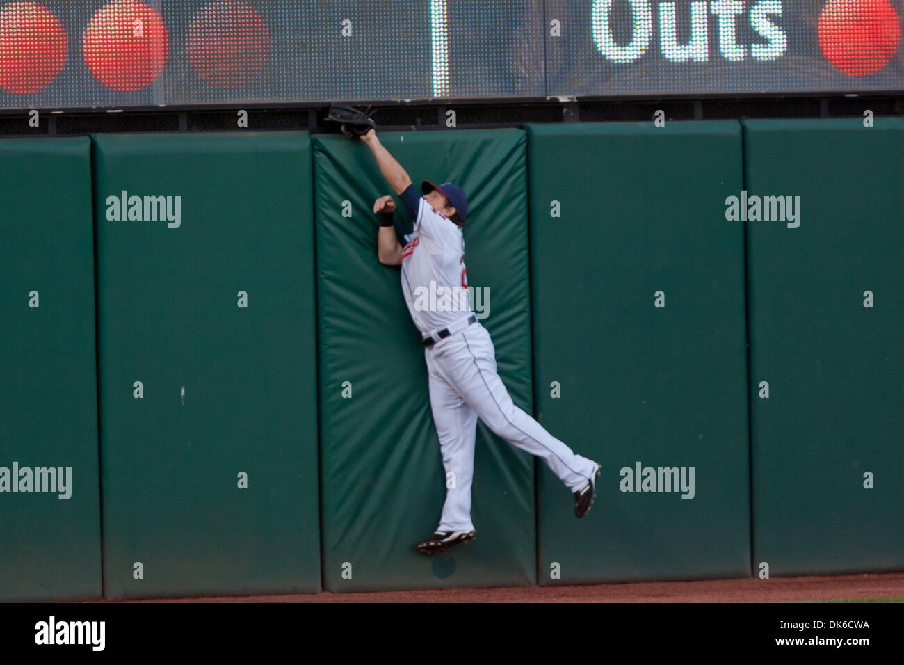 3 juin 2011 - Cleveland, Ohio, États-Unis - le voltigeur des Cleveland Travis Buck (28) fait un saut des prises au mur durant la deuxième manche contre le Texas. Les Texas Rangers mènent les Indians de Cleveland 2-0 dans la quatrième manche au Progressive Field de Cleveland, Ohio. (Crédit Image : © Frank Jansky/global/ZUMAPRESS.com) Southcreek Banque D'Images