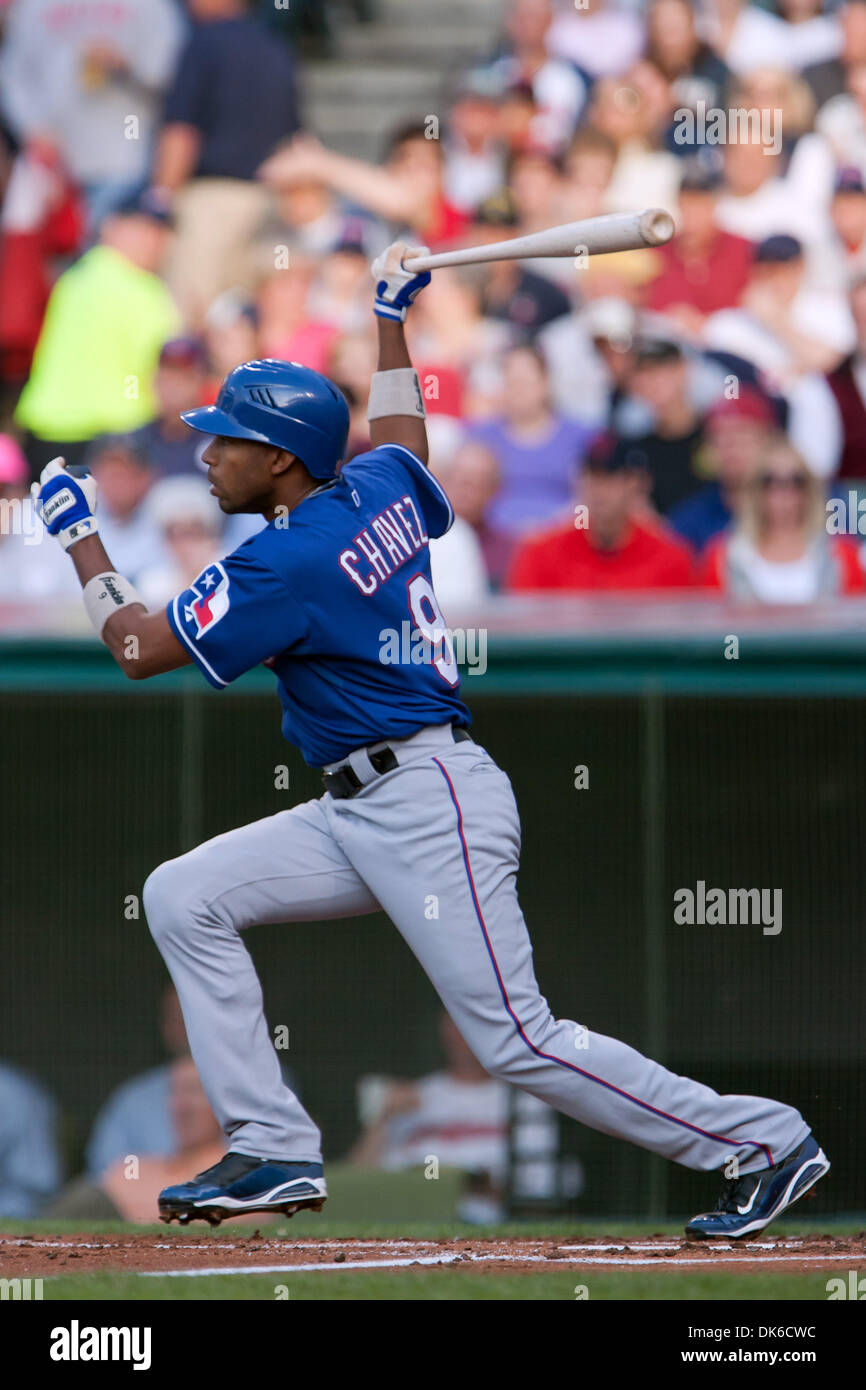 3 juin 2011 - Cleveland, Ohio, États-Unis - Texas center fielder Endy Chavez (9) les célibataires à droit de conduire dans une course au cours de la deuxième manche contre Cleveland. Les Texas Rangers mènent les Indians de Cleveland 2-0 dans la quatrième manche au Progressive Field de Cleveland, Ohio. (Crédit Image : © Frank Jansky/global/ZUMAPRESS.com) Southcreek Banque D'Images