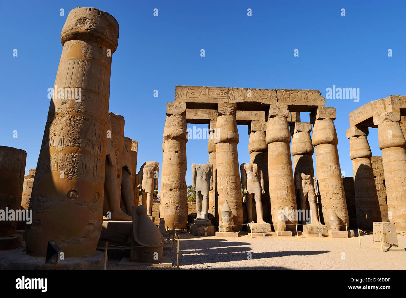 Cour à colonnades de Ramses II - le temple de Louxor, Egypte Banque D'Images
