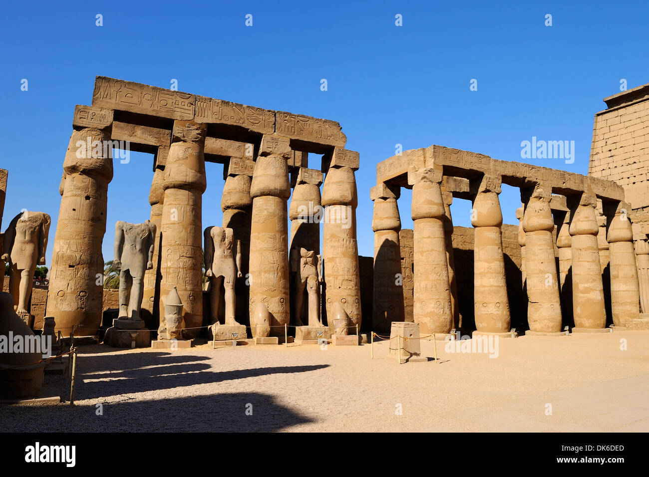 Cour à colonnades de Ramses II - le temple de Louxor, Egypte Banque D'Images