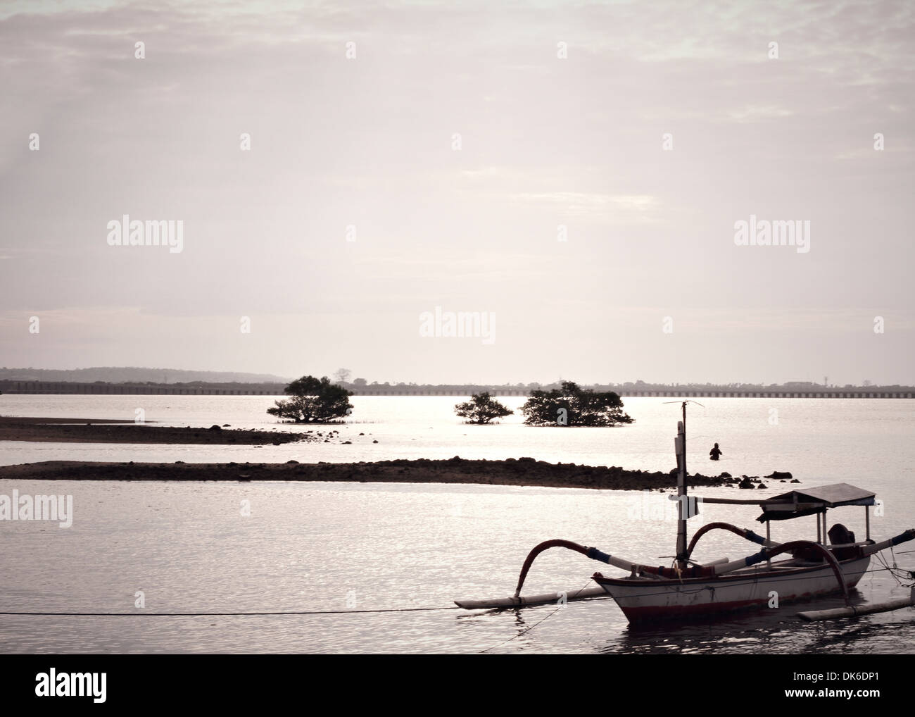 En bateau au coucher du soleil de Bali Banque D'Images