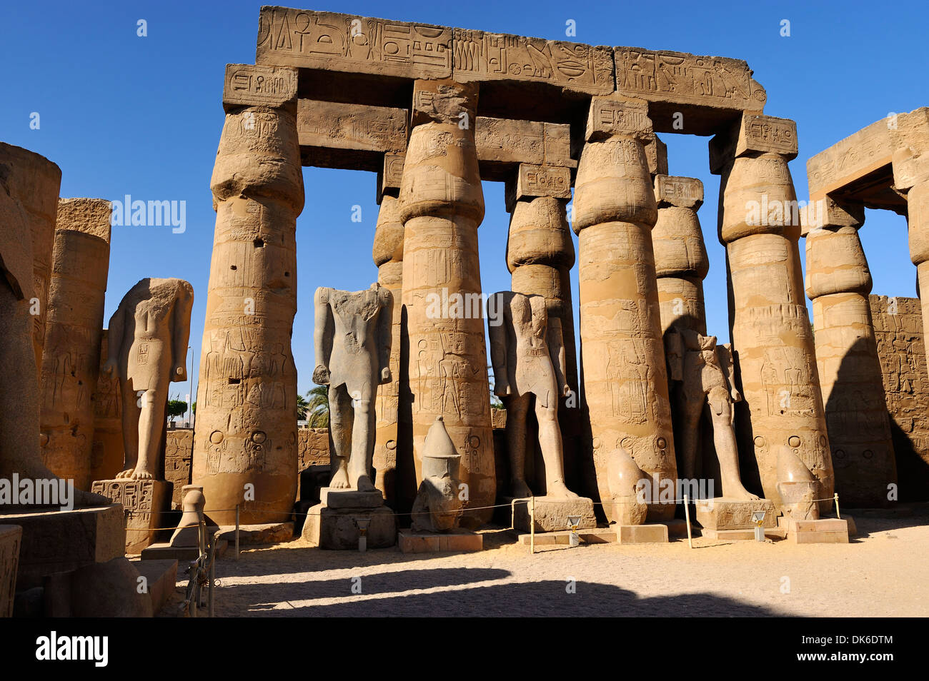 Cour à colonnades de Ramses II - le temple de Louxor, Egypte Banque D'Images