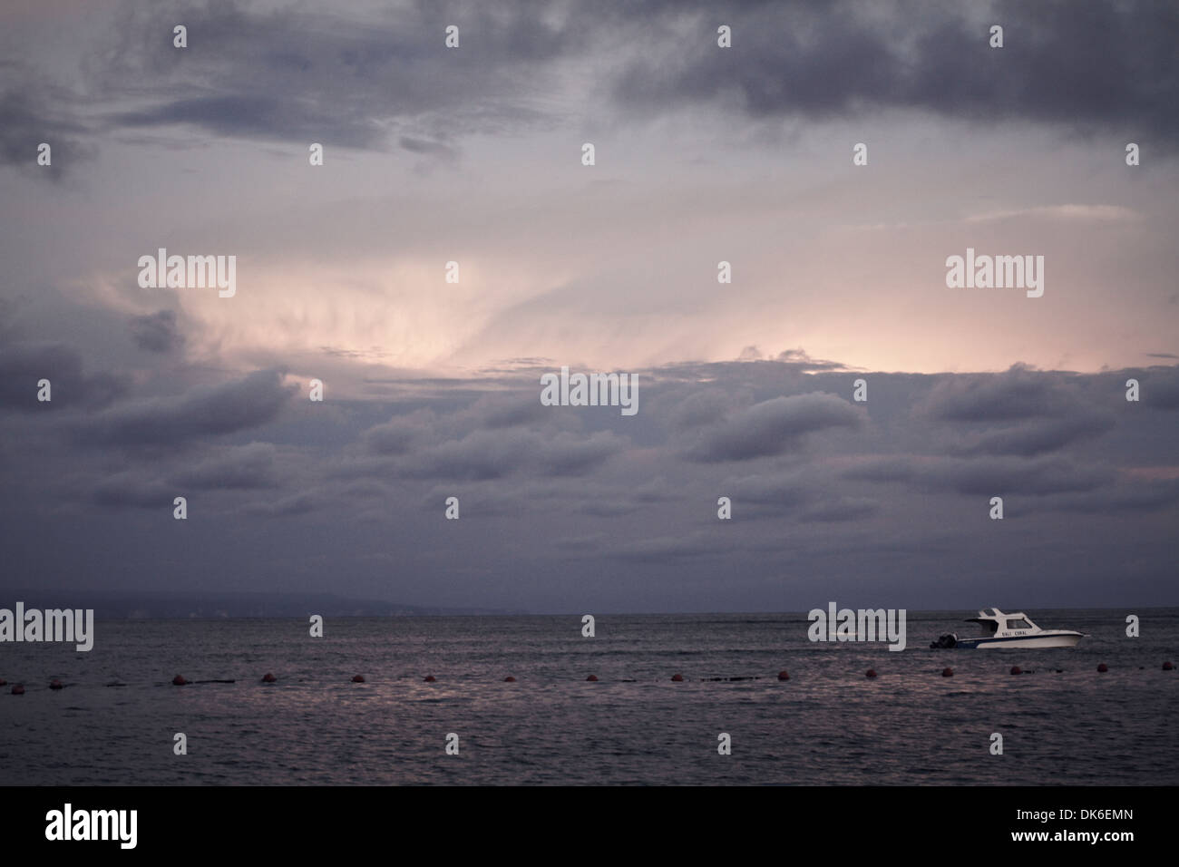 En bateau au coucher du soleil de Bali Banque D'Images