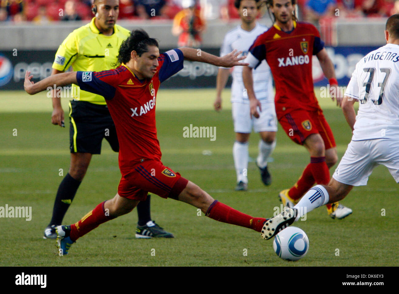 4 juin 2011 - Sandy, Utah, États-Unis - Real Salt Lake en avant Fabian Espindola (7) travaille sur le domaine passé les Whitecaps de Vancouver au cours de la RSL accueil gagner 2-0 dans Rio Tinto Stadium. (Crédit Image : © Stephen Holt/ZUMAPRESS.com) Southcreek/mondial Banque D'Images