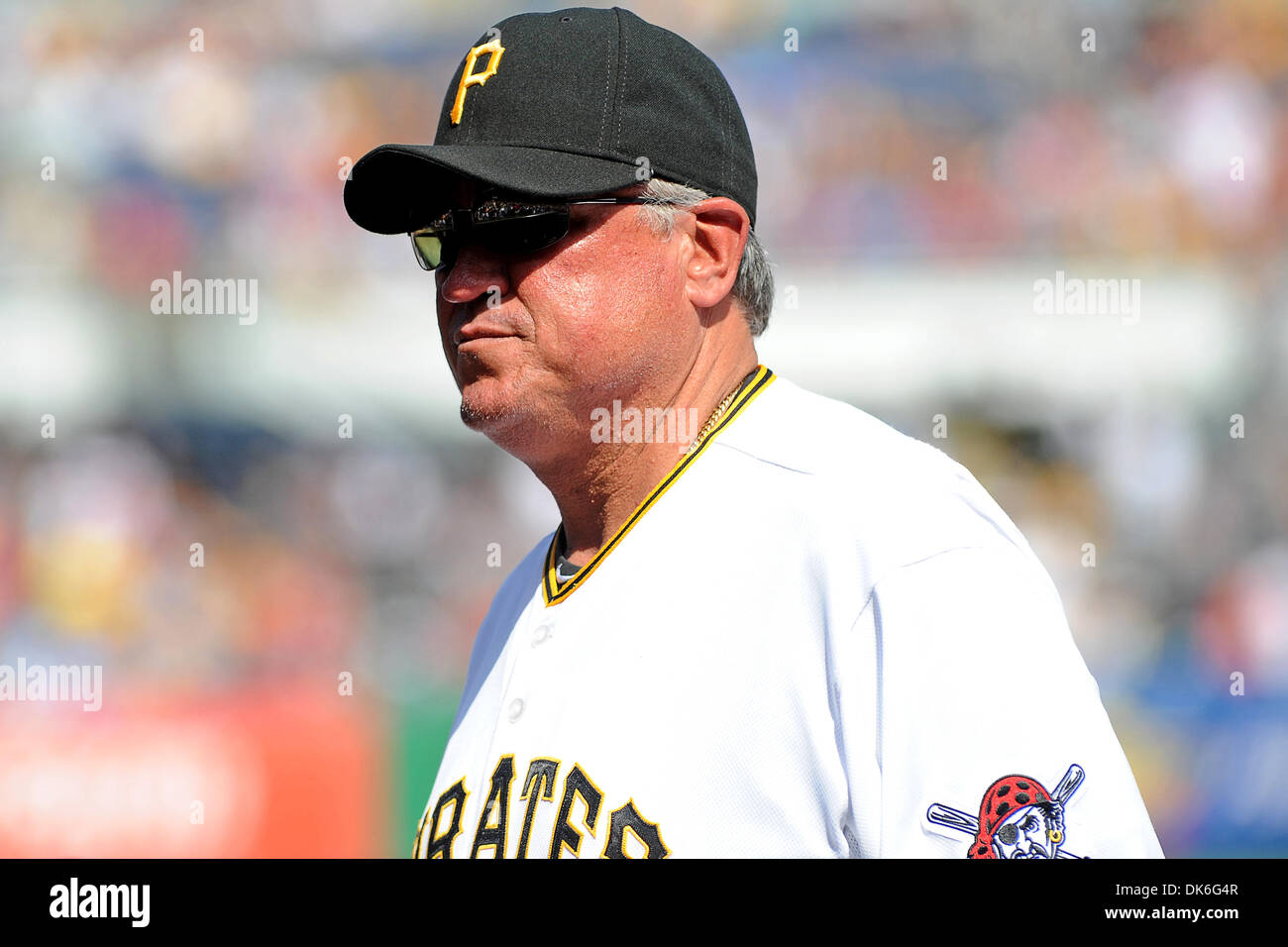 5 juin 2011 - Pittsburgh, Pennsylvanie, États-Unis - Pittsburgh Pirates manager Clint Hurdle (13) sur le terrain comme les Pirates de Pittsburgh prendre sur les Phillies de Philadelphie au PNC Park à Pittsburgh, PA....défaite 7-3 Phillies Pirates. (Crédit Image : © Dean Beattie/global/ZUMAPRESS.com) Southcreek Banque D'Images