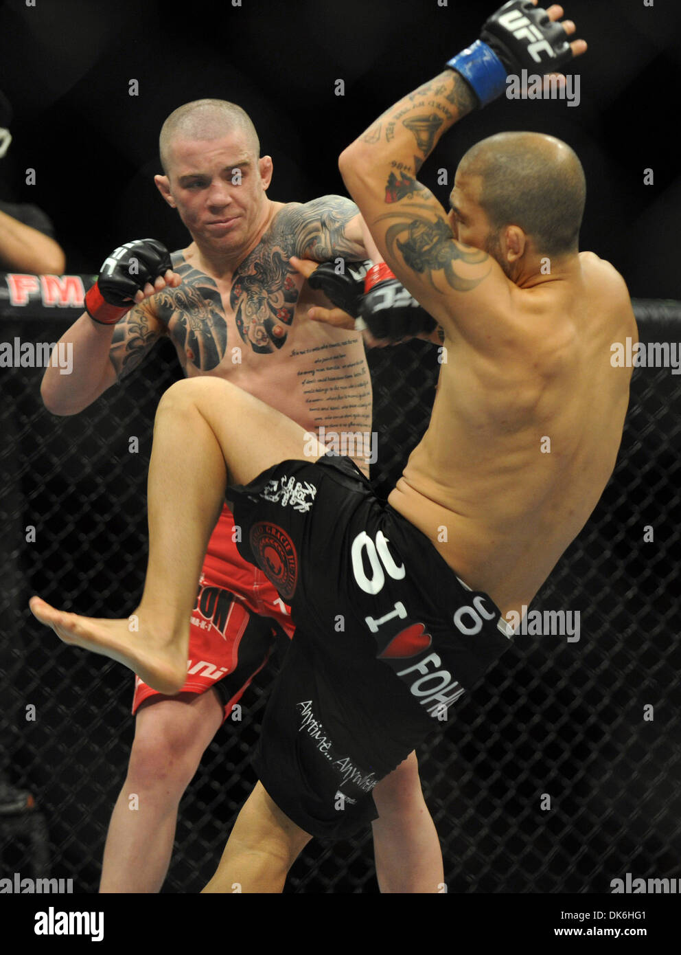 Andy Ogle frapper Corassani Corassani Akira à étage a remporté une décision partagée avec l'Ultimate Fighting Championships UFC sur le carburant plat : Banque D'Images