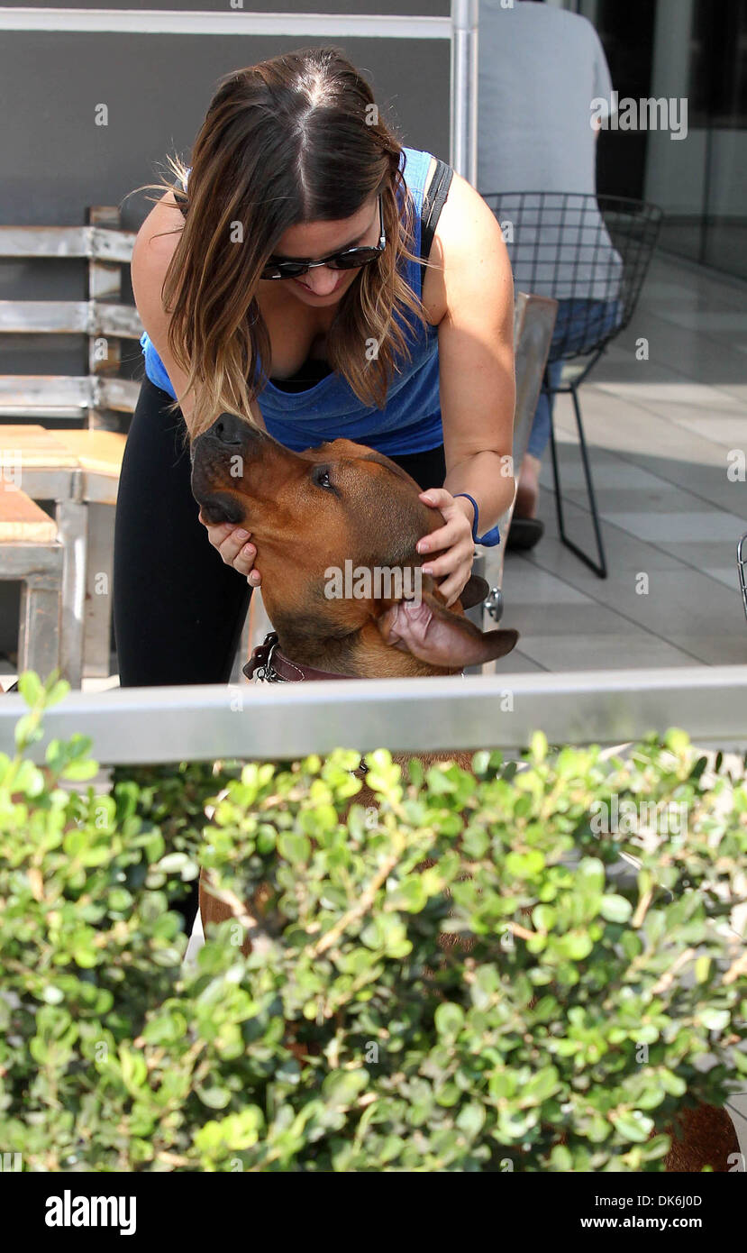 Sophia Bush de flatter un chien d'amis, tandis que dehors et environ à Hollywood Los Angeles, Californie - 25.09.12 Banque D'Images
