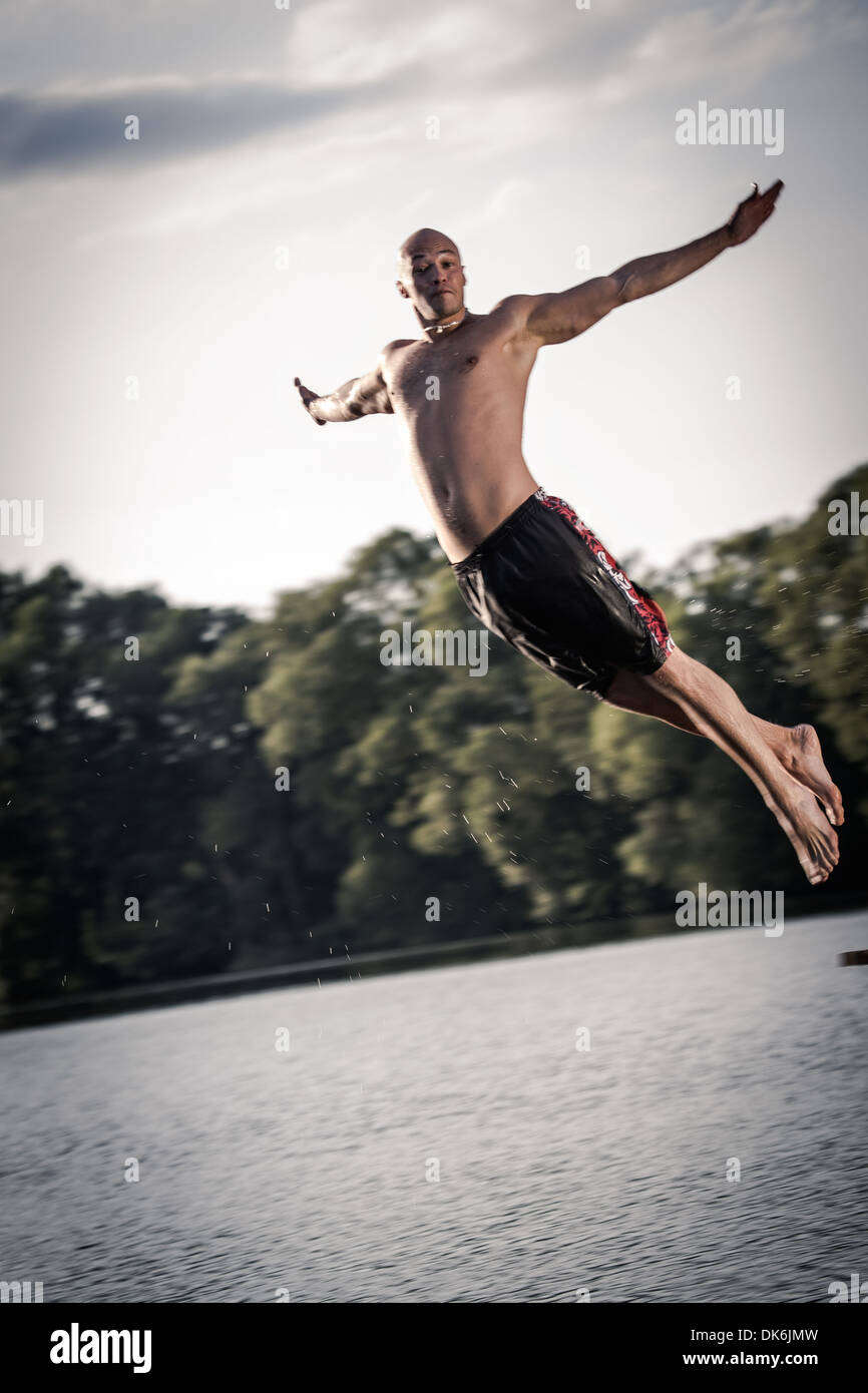 Portrait de plein air d'un jeune homme au bord de la rivière Banque D'Images