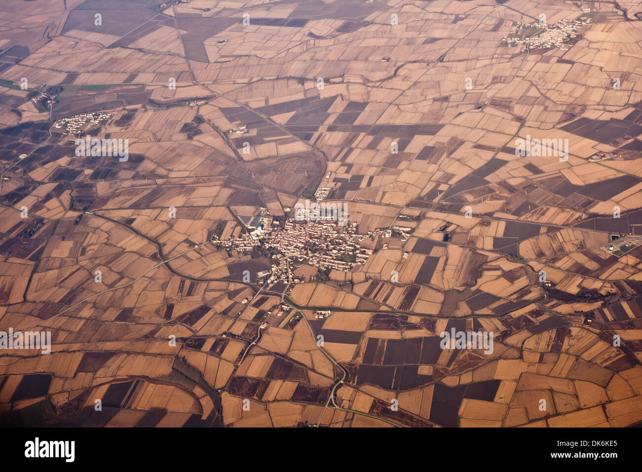 Vue aérienne de champs cultivés dans la province de Vercelli, célèbre en Italie pour la culture du riz. Banque D'Images