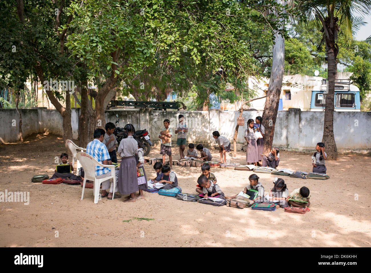 Enseignant de l'école du village de l'Inde rurale et des enfants dans une classe de l'extérieur. L'Andhra Pradesh, Inde Banque D'Images