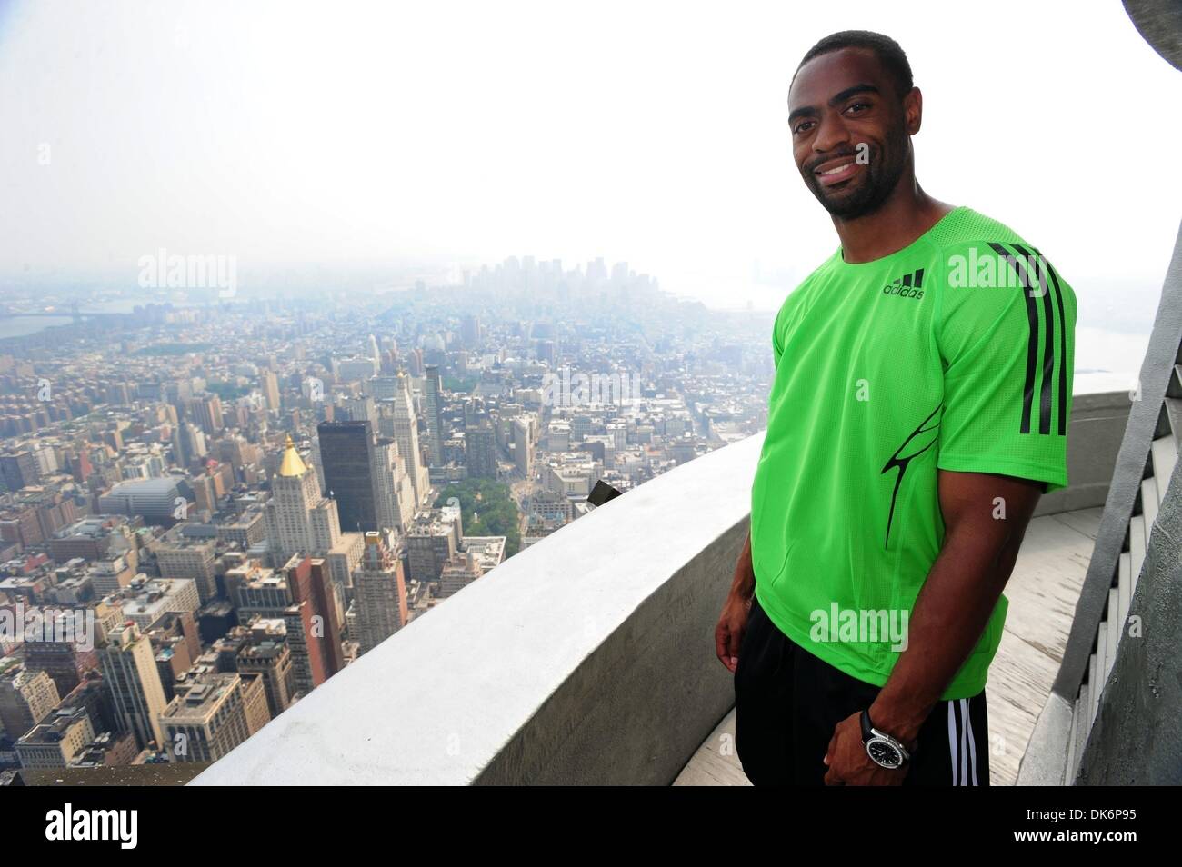 9 juin 2011 - Manhattan, New York, États-Unis - TYSON GAY, American sprinter olympique et le deuxième homme le plus rapide de l'histoire à 100 mètres sur la 103ème étage parapet que l'Empire State Building héberge le Grand Prix Adidas Track & Field superstars comme plus de 75 athlètes sont attendus pour participer le samedi 11 juin à l'ICAHN Stadium sur Randall's Island. (Crédit Image : © Bryan Smith/ZUMAPRESS.c Banque D'Images