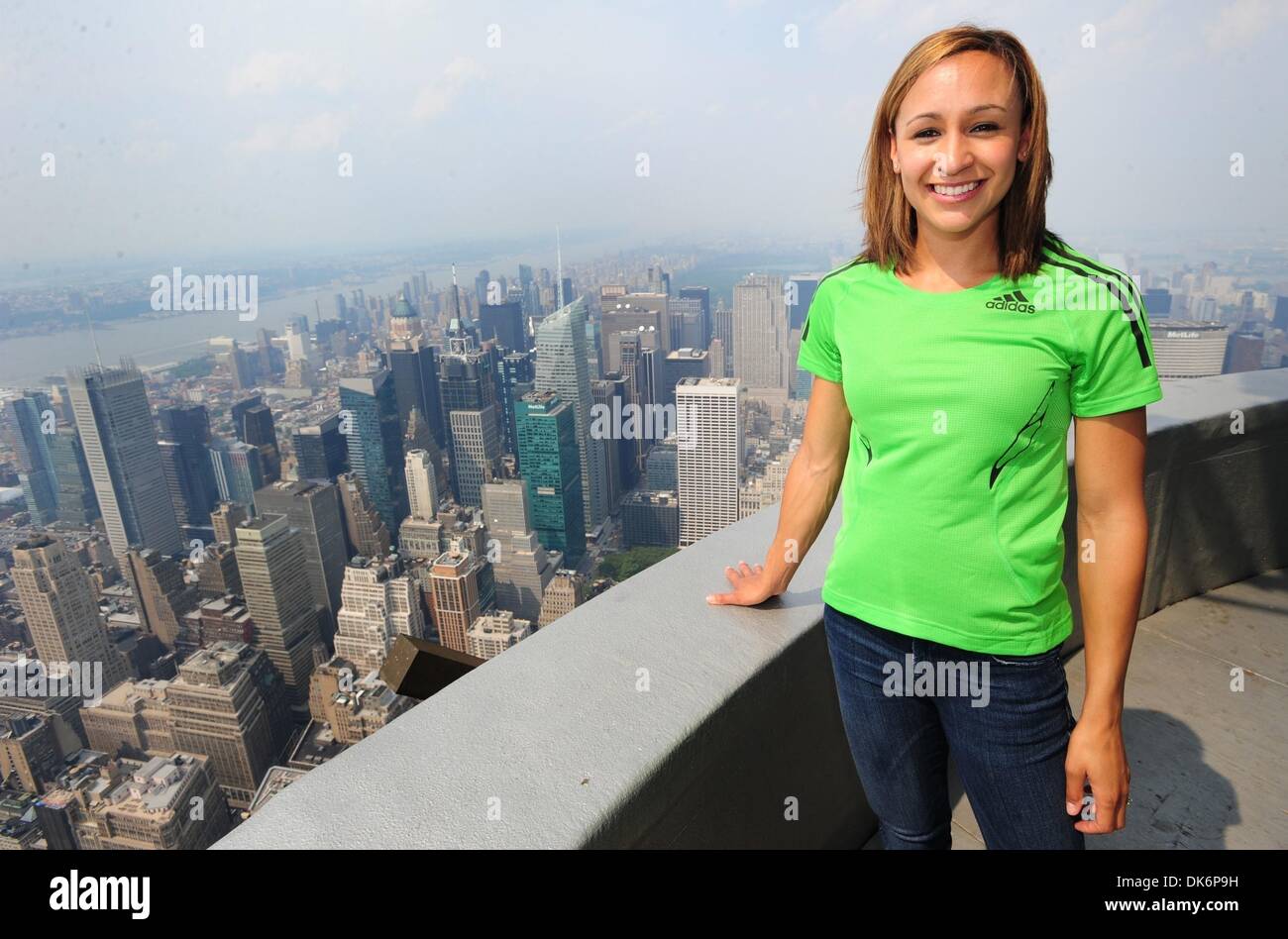 9 juin 2011 - Manhattan, New York, États-Unis - JESSICA ENIS (champion du monde et champion d'Europe de l'heptathlon sur la 103ème étage parapet que l'Empire State Building héberge le Grand Prix Adidas Track & Field superstars comme plus de 75 athlètes sont attendus pour participer le samedi 11 juin à l'ICAHN Stadium sur Randall's Island. (Crédit Image : © Bryan Smith/ZUMAPRESS.com) Banque D'Images