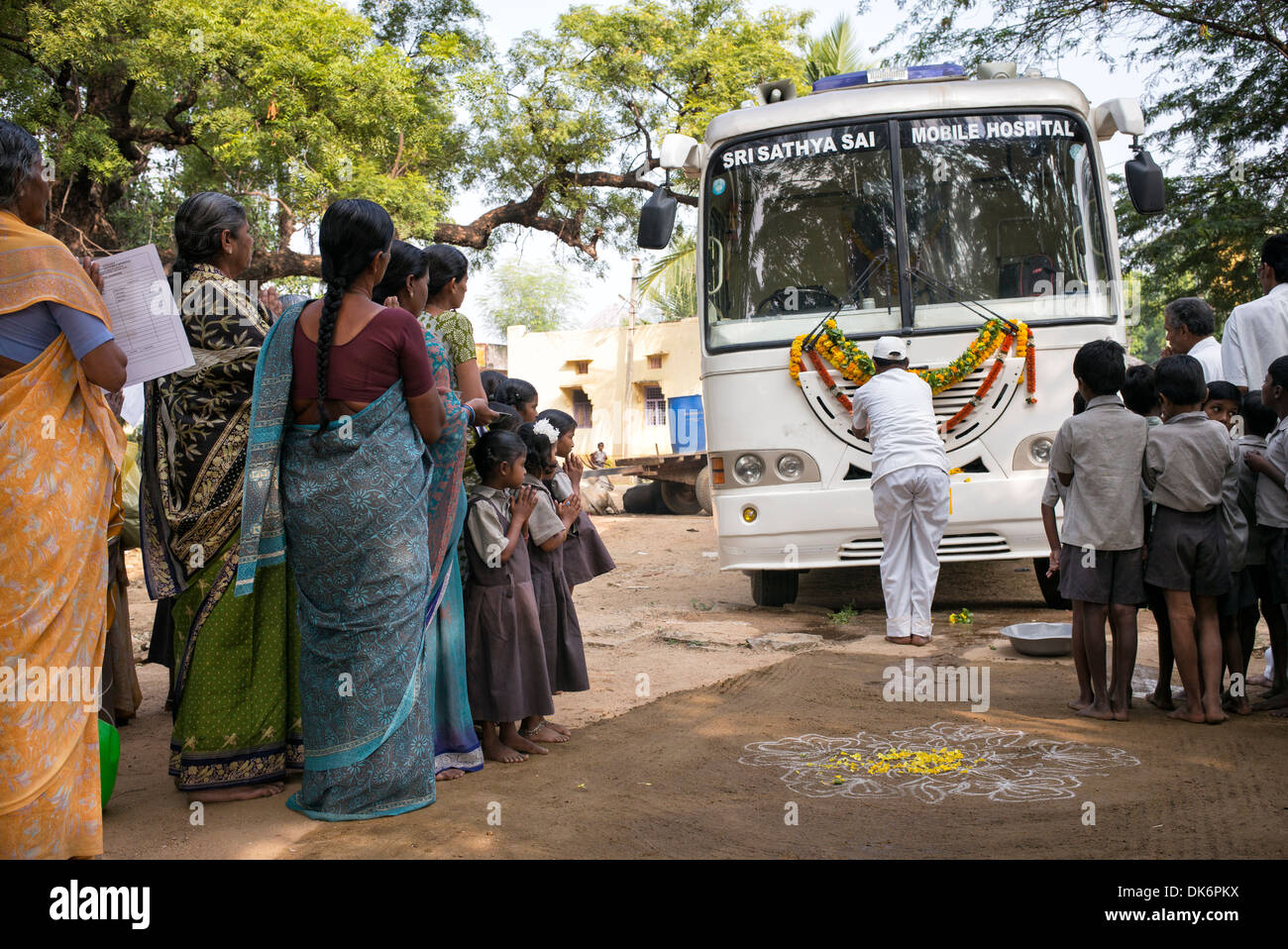 Sri Sathya Sai Baba l'hôpital clinique de services mobiles de proximité bus à une école du village de l'Inde rurale. L'Andhra Pradesh, Inde Banque D'Images