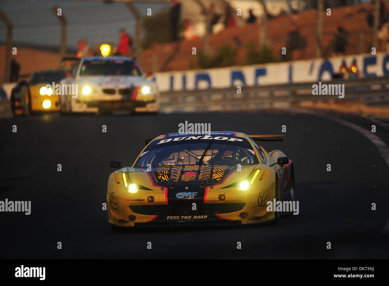 Jun 12, 2011 - Le Mans, France - # 66 JMW Motorsport Ferrari 458 Italia : ROB BELL, TIM SUGDEN, XAVIER MAASEN pendant les 24 Heures du Mans. (Crédit Image : © Rainer Ehrhardt/ZUMAPRESS.com) Banque D'Images