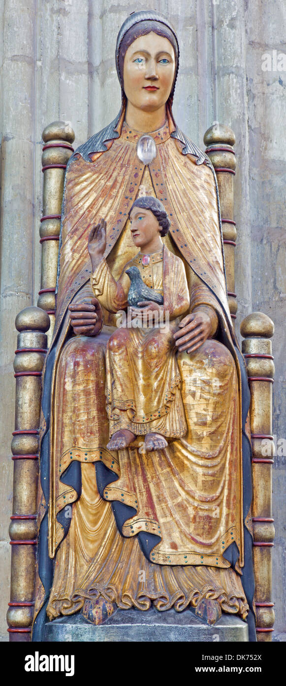 LEUVEN - 3 SEPTEMBRE : néo-gothique statue polychrome de Madonna à st. Peters cathédrale gothique Banque D'Images