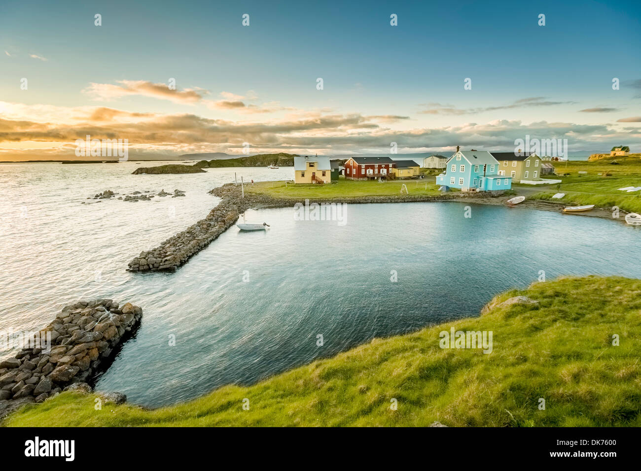 Littoral et les maisons d'été, l'île de Flatey, Breidafjordur, Islande Banque D'Images
