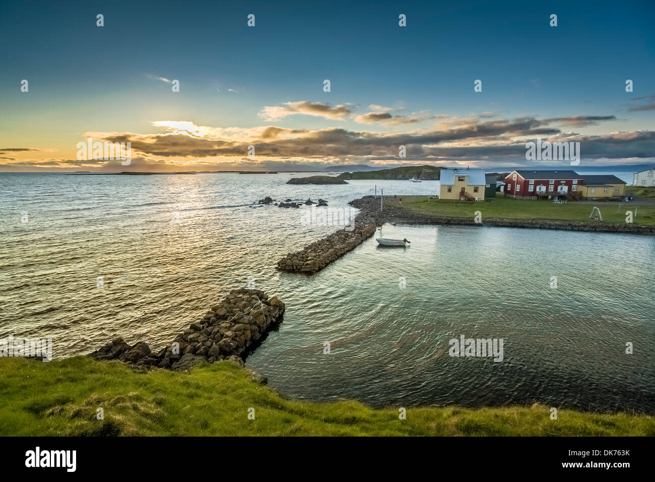 Littoral et les maisons d'été, l'île de Flatey, Breidafjordur, Islande Banque D'Images