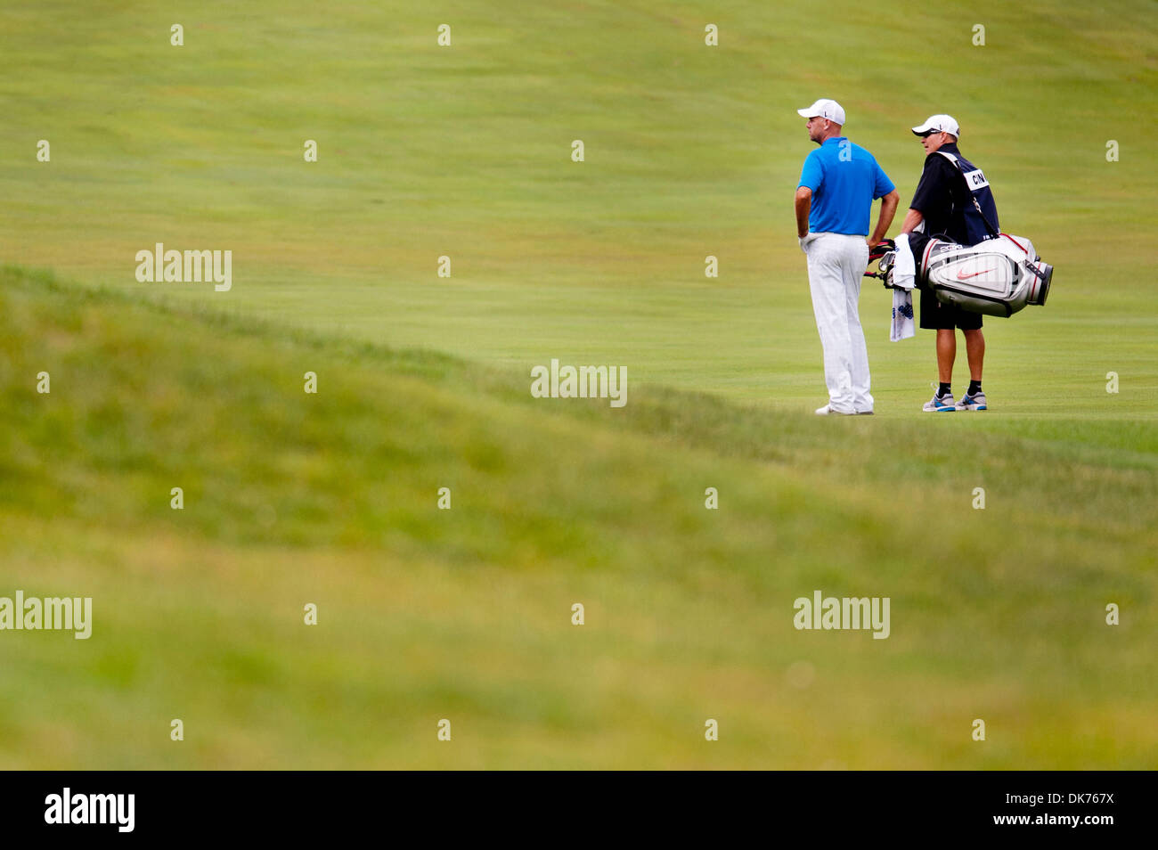 16 juin 2011 - Bethesda, Maryland, États-Unis - STEWART CINK attend dans le 15ème fairway avec son boîtier tel qu'un de ses partenaires de jeu joue leur tourné lors du premier tour de l'US Open à Bethesda, MD. (Crédit Image : ©/ZUMAPRESS.com) Marovich Pete Banque D'Images