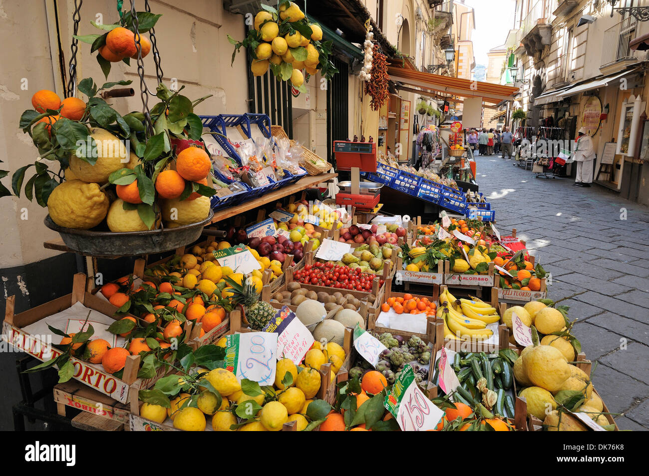 Sorrento. L'Italie. Agrumes cultivés localement en vente sur Via San Cesareo. Banque D'Images