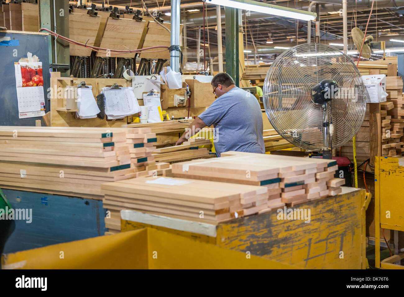 L'homme préparer du bois pour armoires à Tiffin Motorhomes usine de Red Bay, Alabama, Etats-Unis Banque D'Images