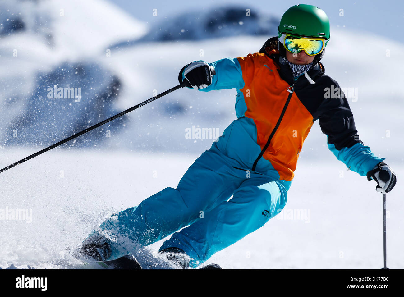 Close up d'un skieur faisant un tour parfait sur de très bonnes pistes de ski sur une journée ensoleillée et la pulvérisation de neige Banque D'Images