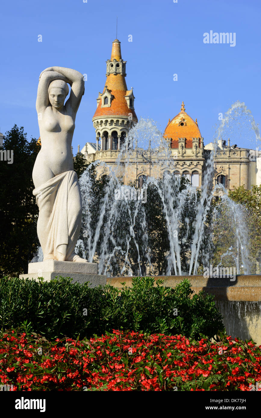 Statue et Place de Catalogne et les cas Antoni bâtiment Rocamora, Catalogne, Barcelone, Espagne Banque D'Images