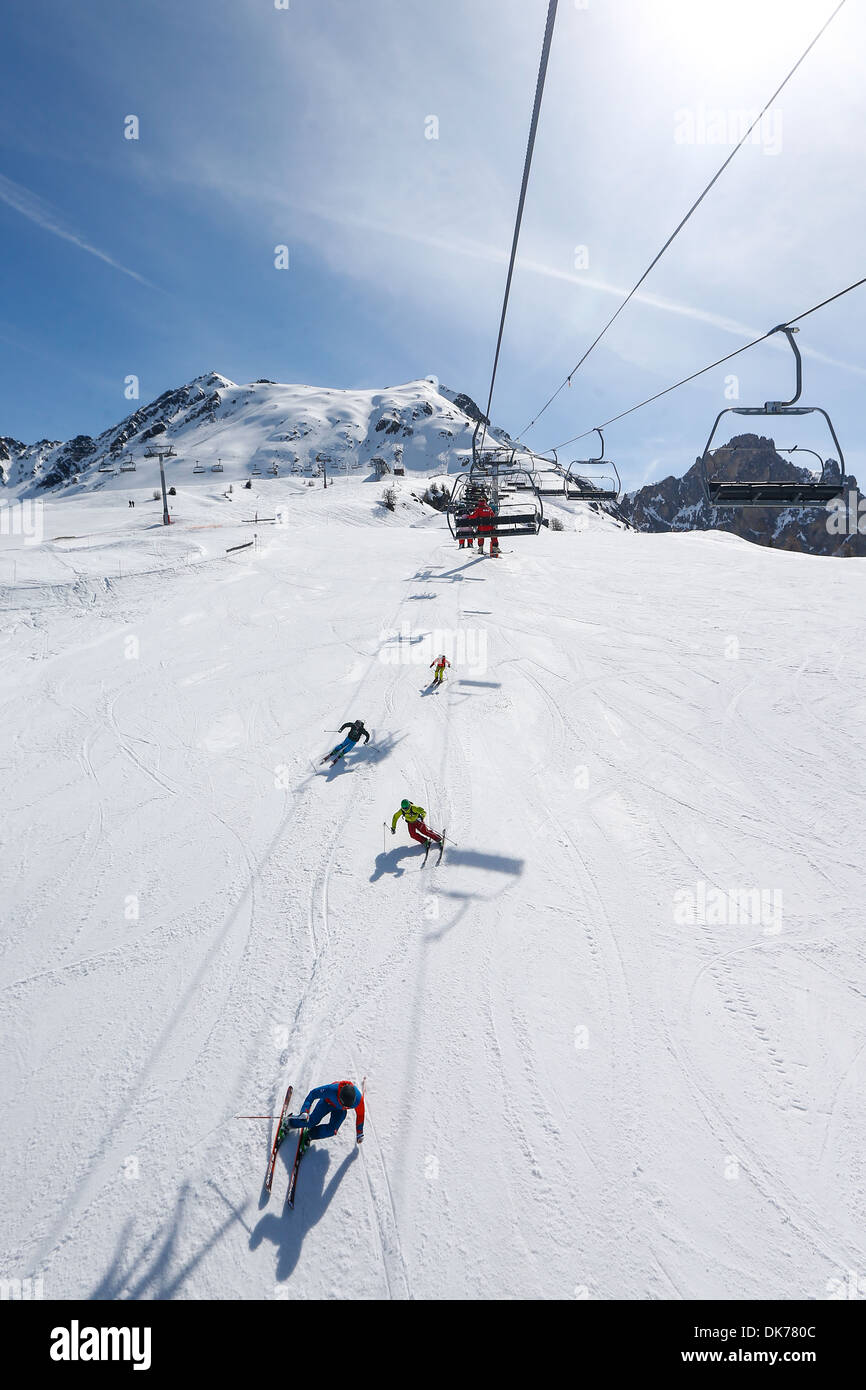 Les skieurs sur une piste de ski, télésiège de dessus les ombres sont visibles dans la neige Banque D'Images