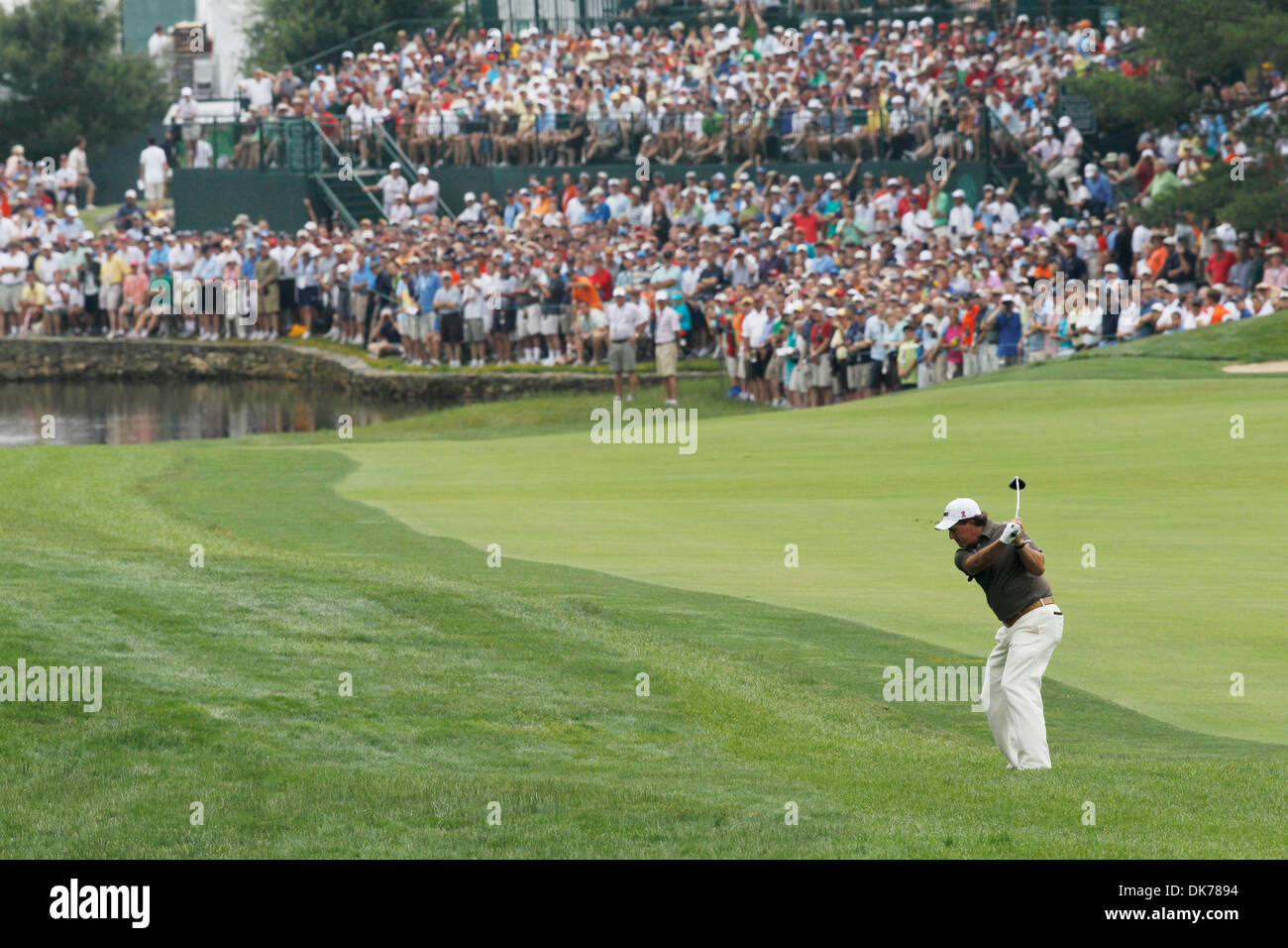 17 juin 2011 - Bethesda, Maryland, États-Unis - PHIL MICKELSON prend son second coup sur le trou n°6 au cours du deuxième tour de jouer à l'US Open (crédit Image : © James Berglie/ZUMAPRESS.com) Banque D'Images