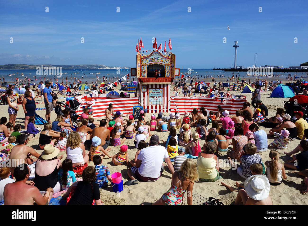 Punch et Judy voir plage de Weymouth, dans le Dorset England UK, traditionnel Punch and Judy Show, UK Banque D'Images