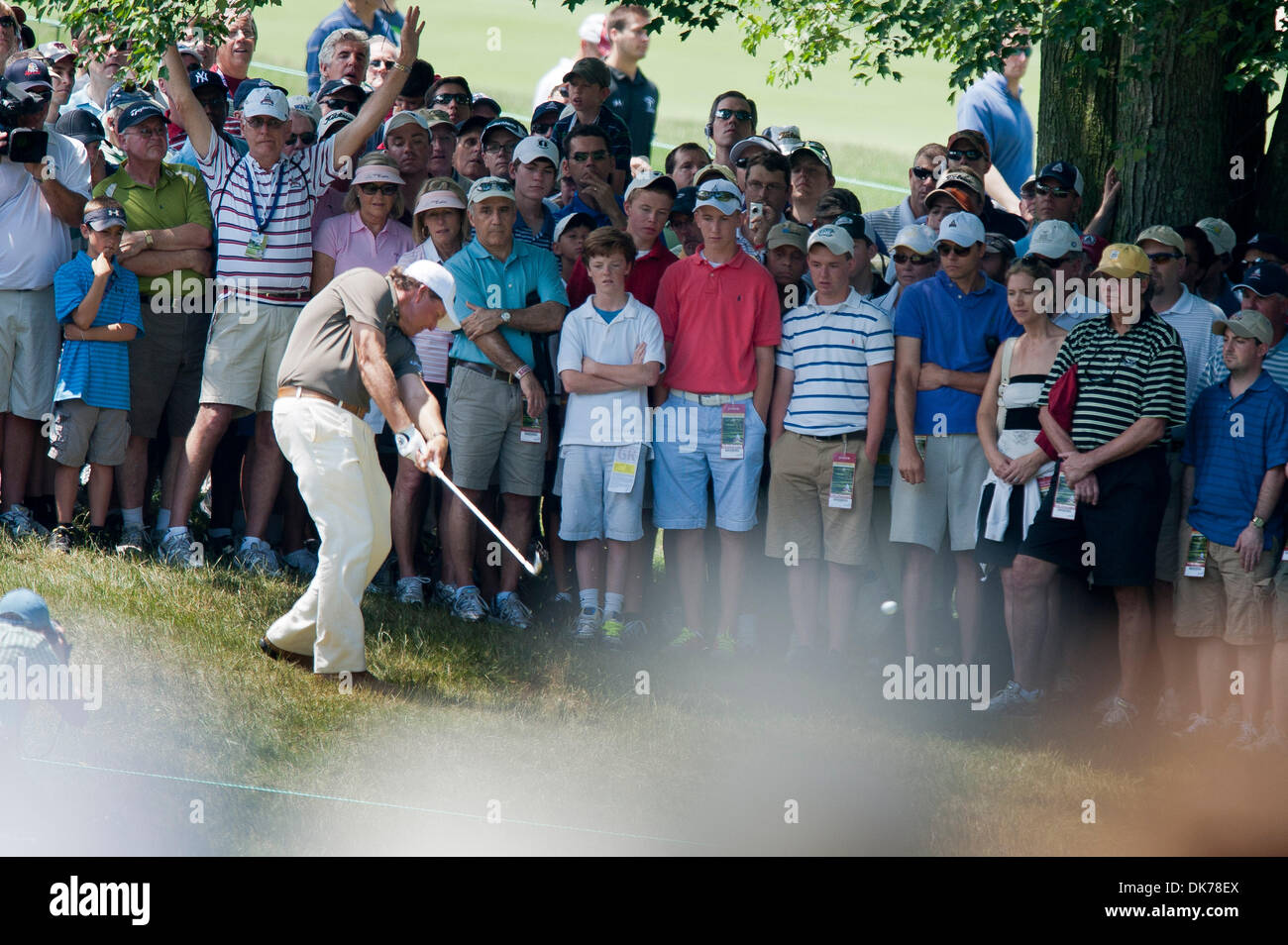 17 juin 2011 - Bethesda, Maryland, États-Unis - PHIL MICKELSON hits son tir d'approche de la dure sur le 15e trou au Congressional Country Club au cours du deuxième tour de l'US Open à Bethesda, MD. (Crédit Image : ©/ZUMAPRESS.com) Marovich Pete Banque D'Images