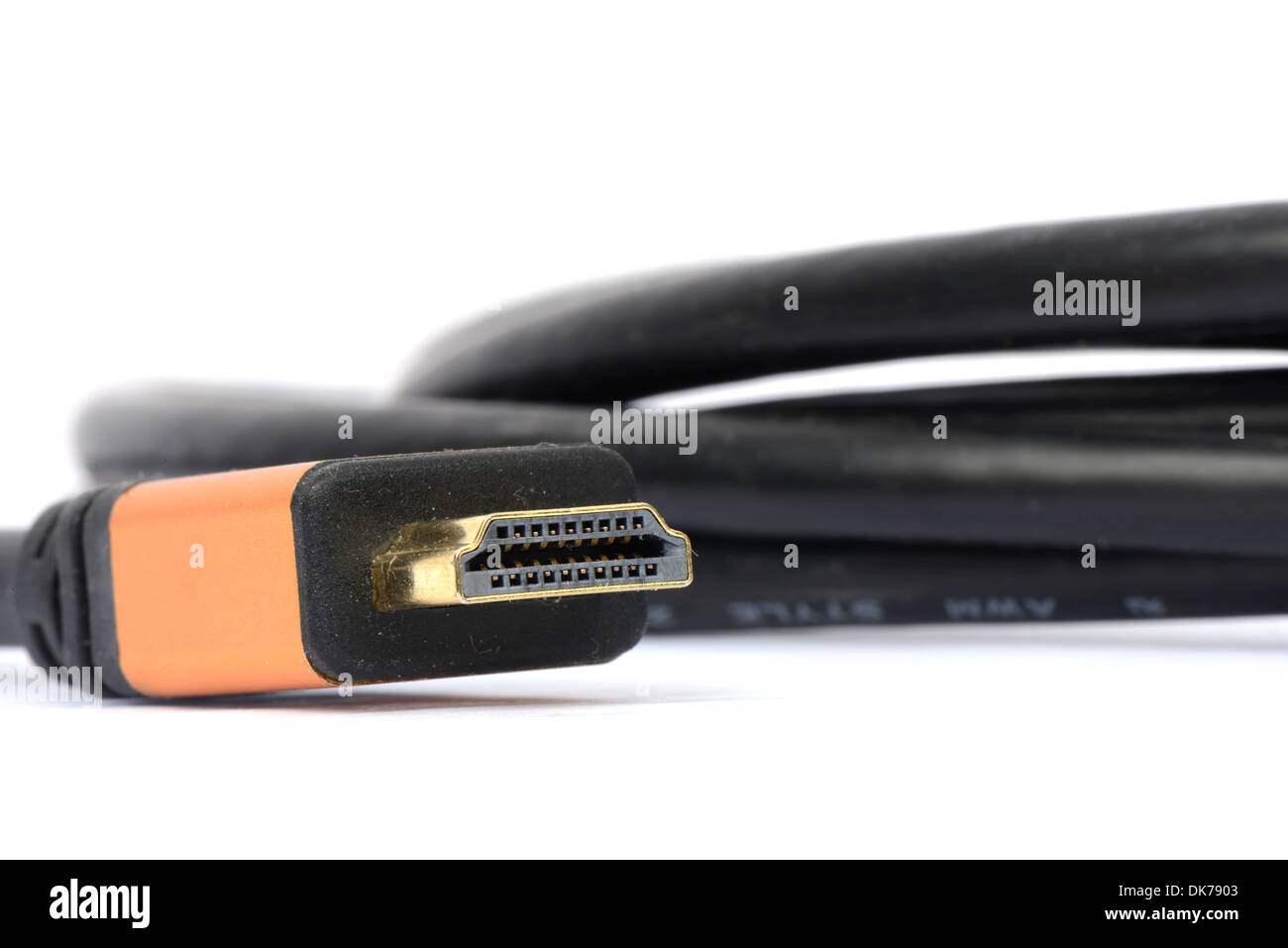 Fermer coup de câble HDMI isolated on white Banque D'Images