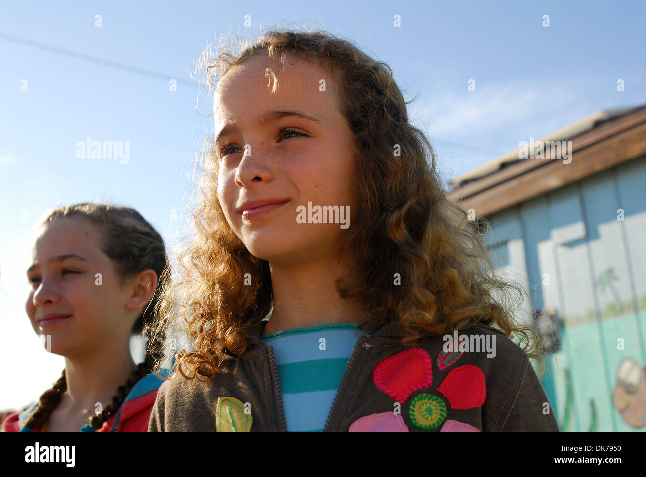 Portrait de deux sœurs jumelles, 7-8 ans. Banque D'Images