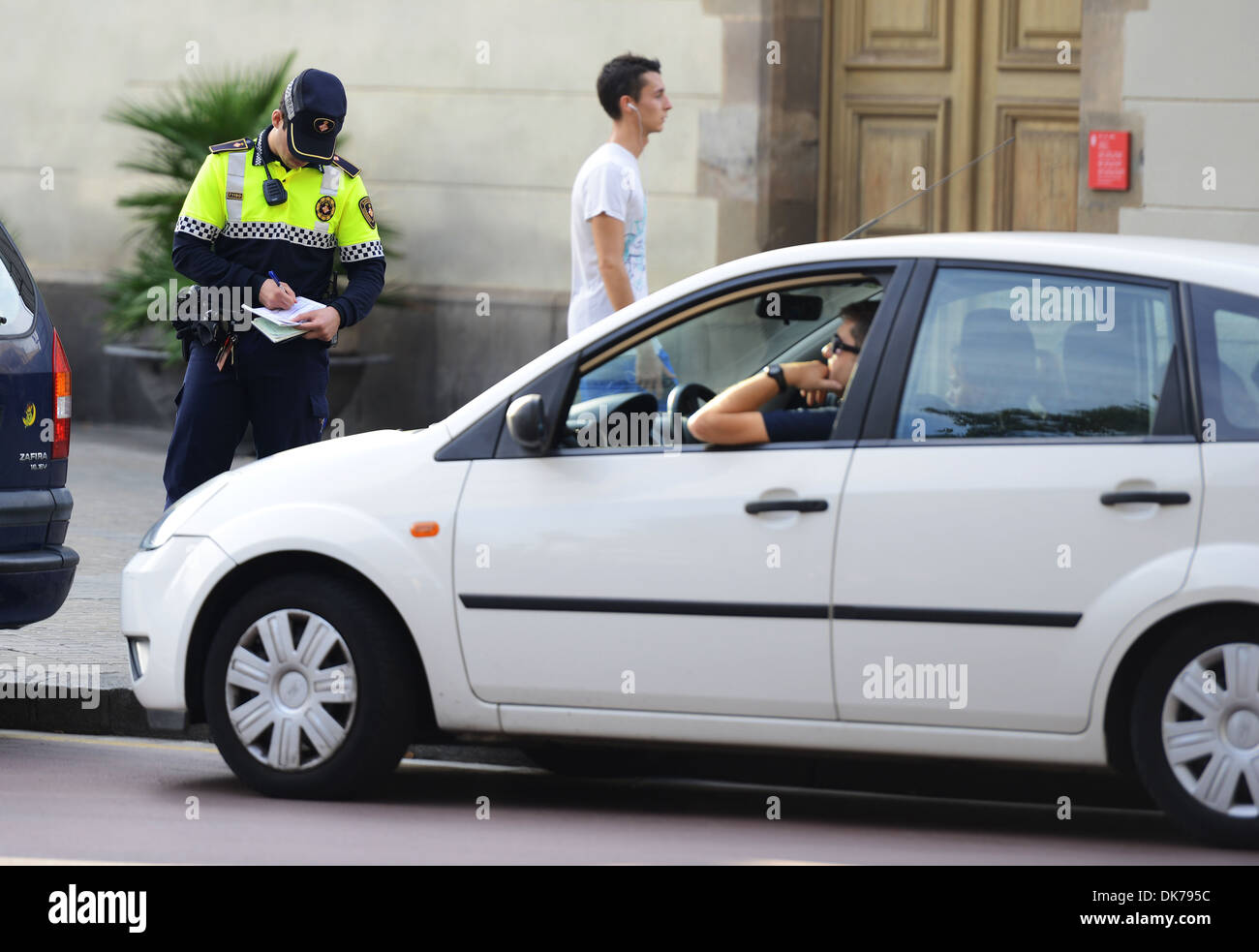 Agent de police délivre un ticket de parking, Barcelone Espagne Banque D'Images