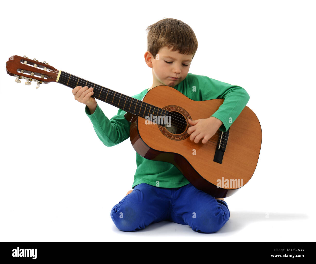 Garçon qui joue de la guitare, guitare avec l'enfant sur un fond blanc  Photo Stock - Alamy