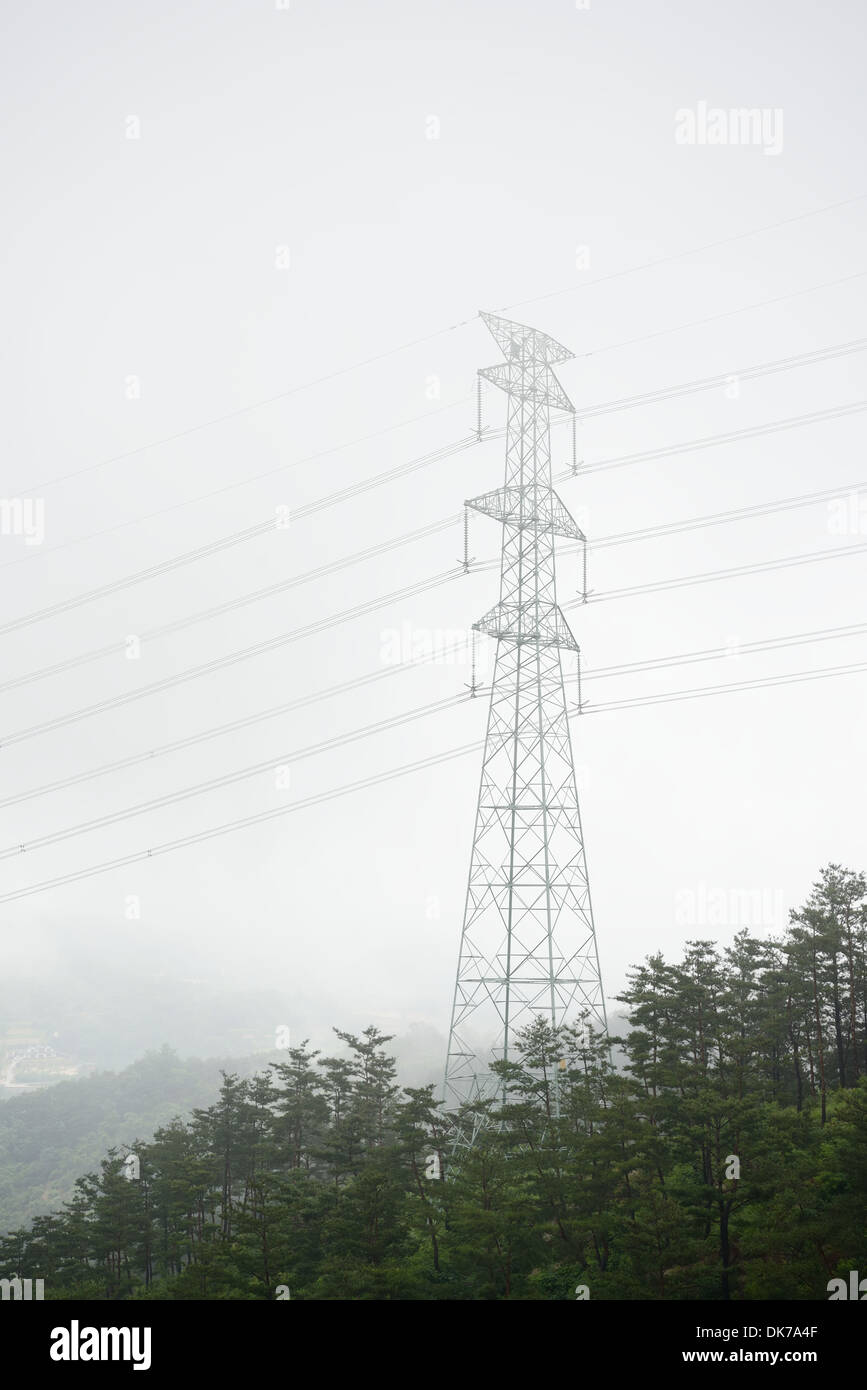 Une tour de transmission dans le brouillard Banque D'Images