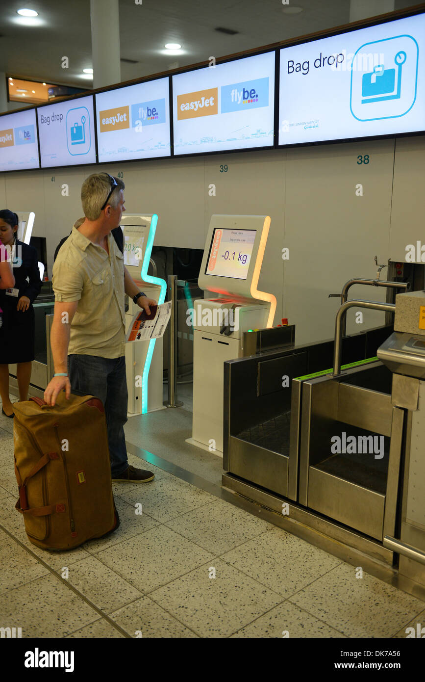 Self service bag drop à l'aéroport de Gatwick, Londres, Angleterre, Royaume-Uni Banque D'Images