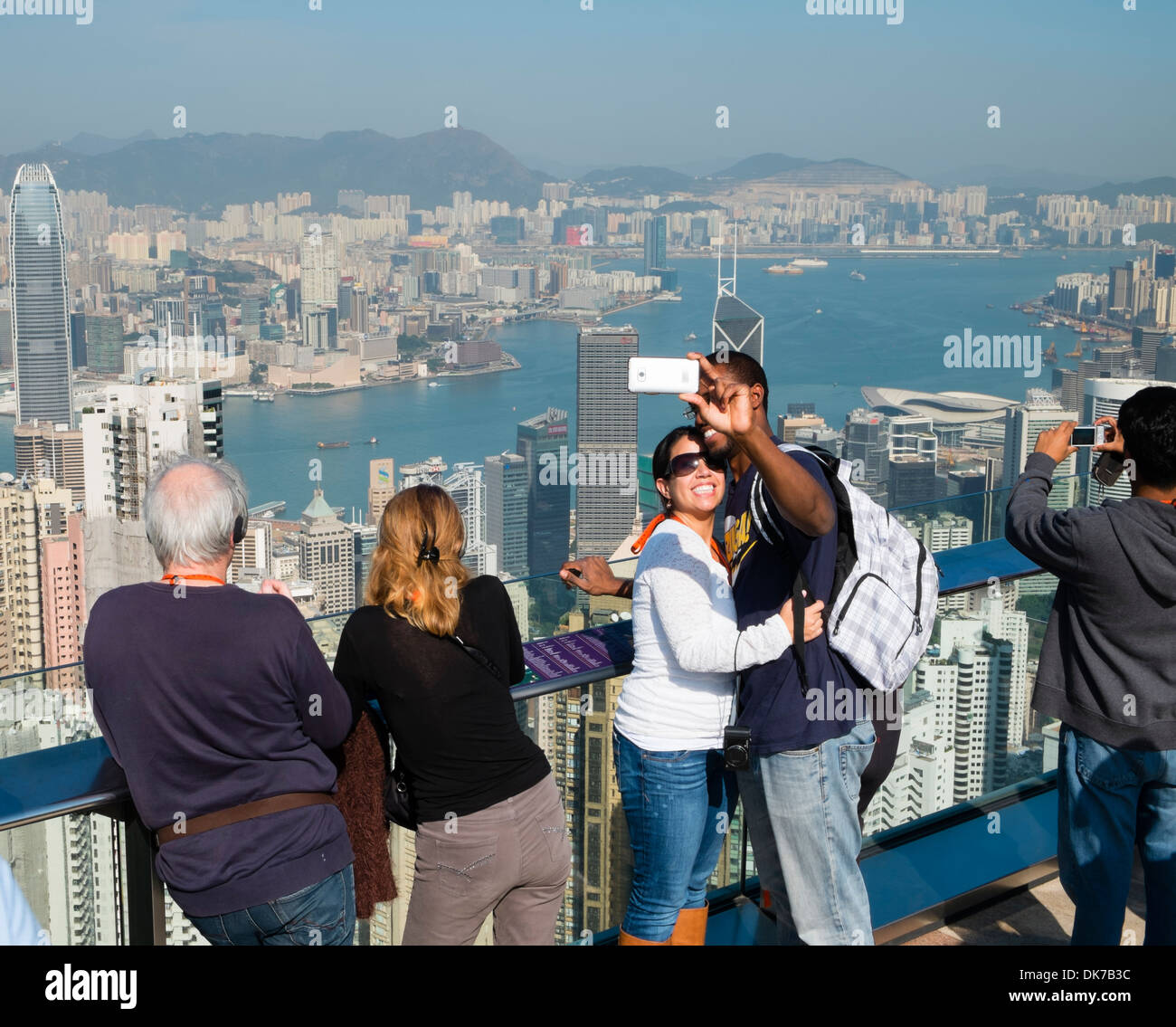 Les touristes admirant vue sur les toits de Hong Kong de la Pointe Banque D'Images